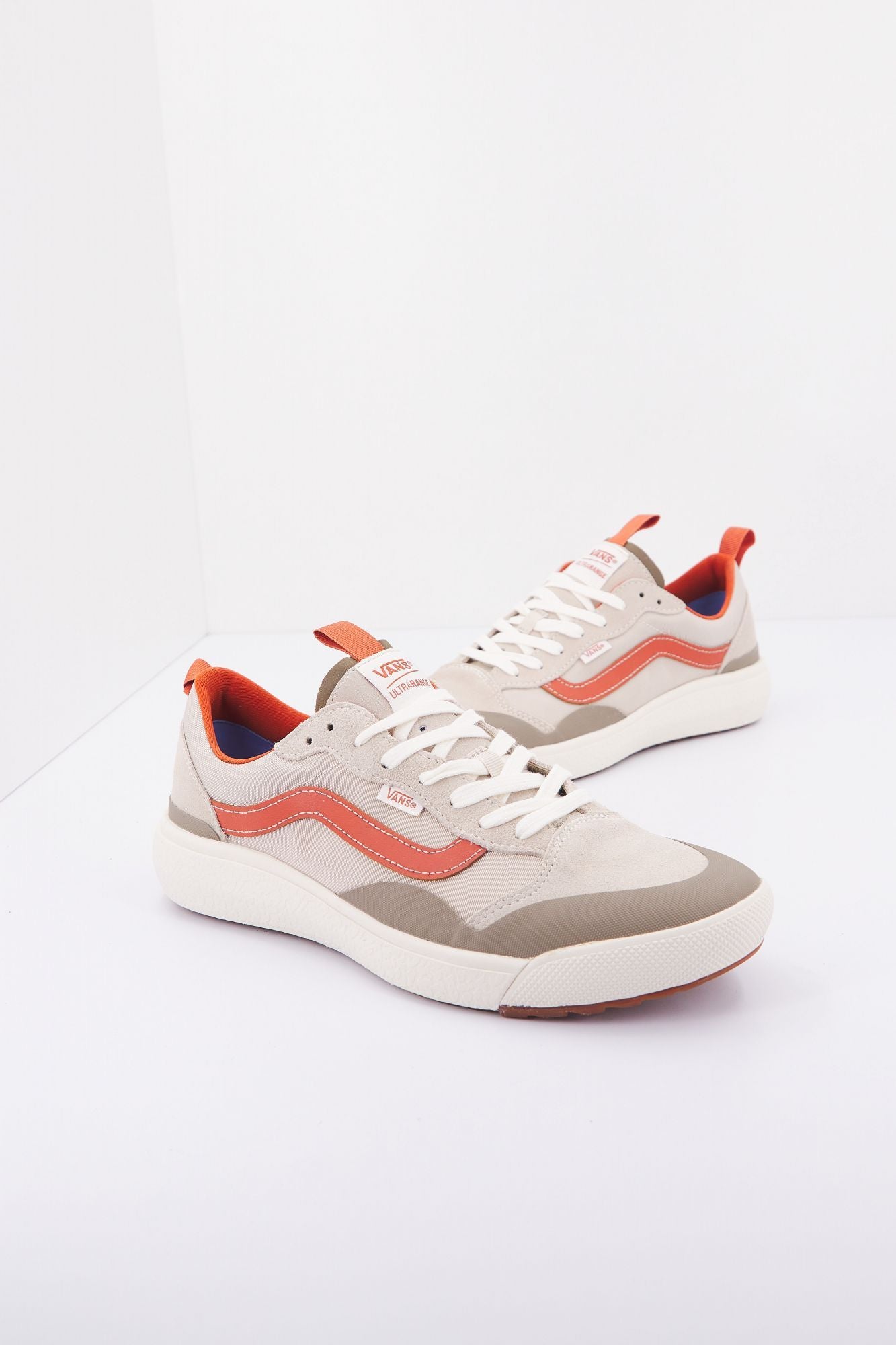 VANS ULTRARANGE EXO SE en color BEIS (2)