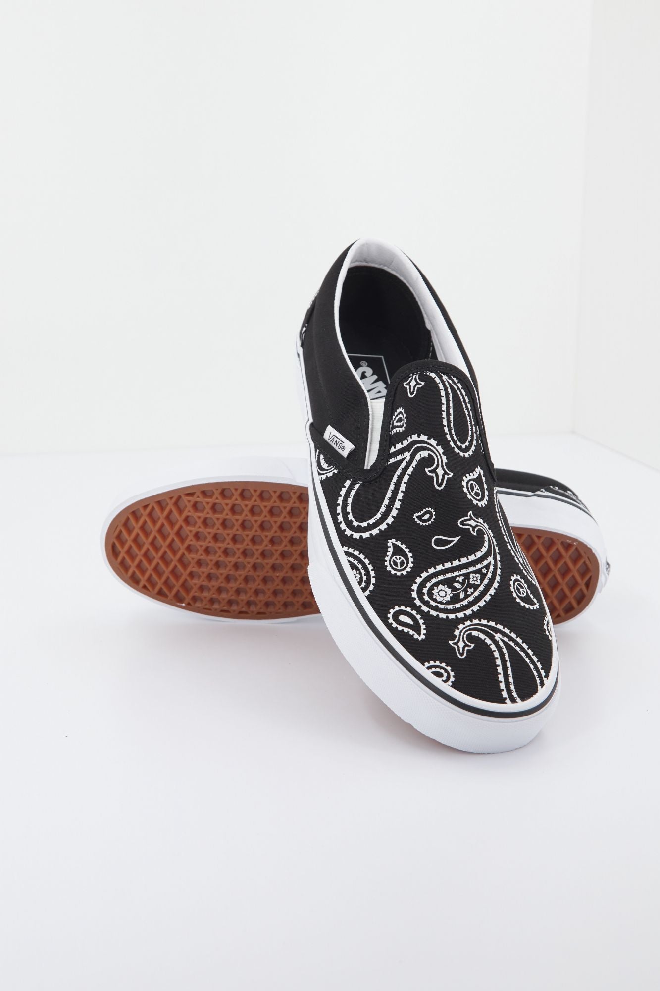 VANS UA CLASSIC SLIP-ON en color NEGRO (4)