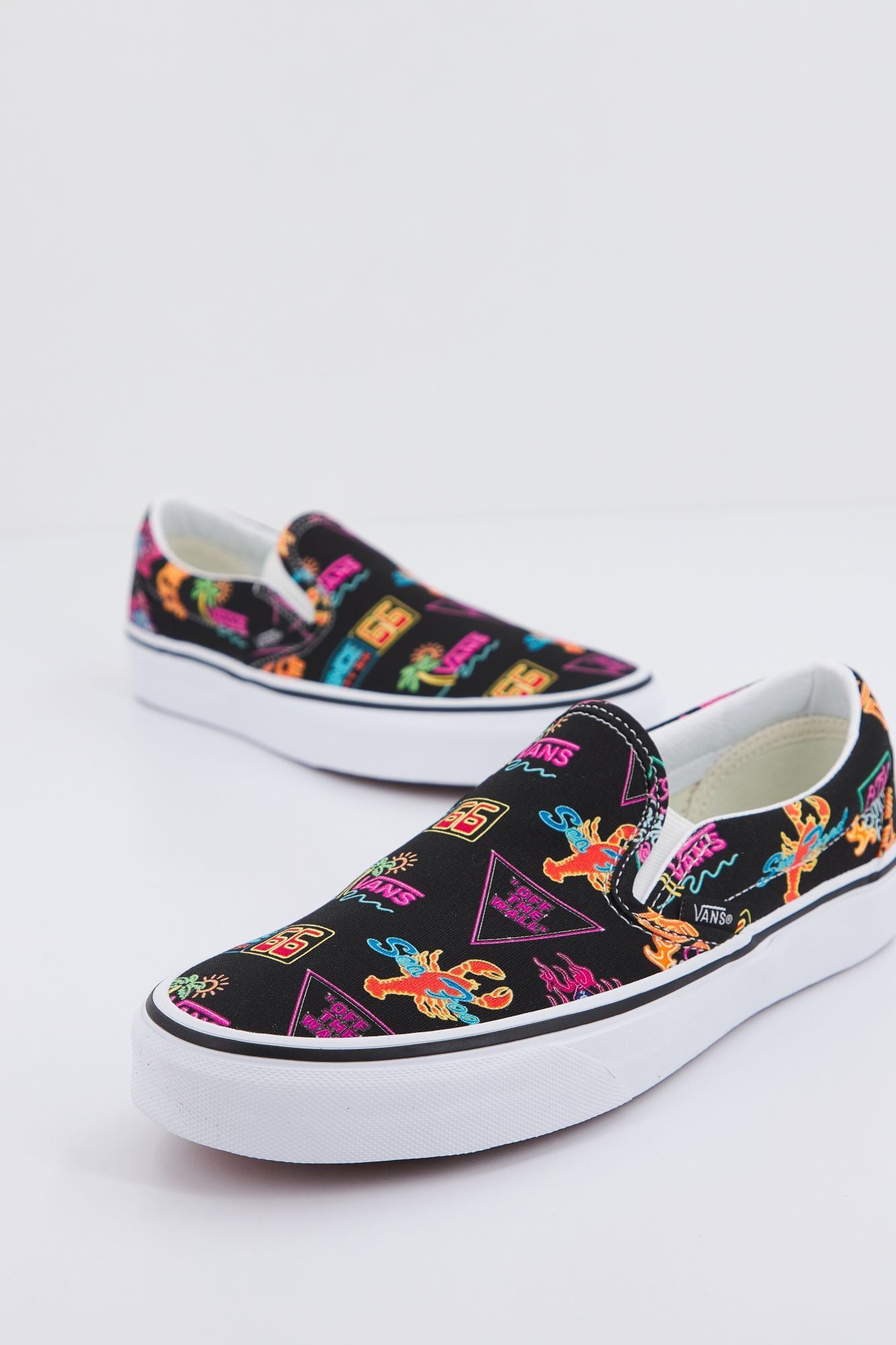 VANS UA CLASSIC SLIP-ON en color NEGRO (1)