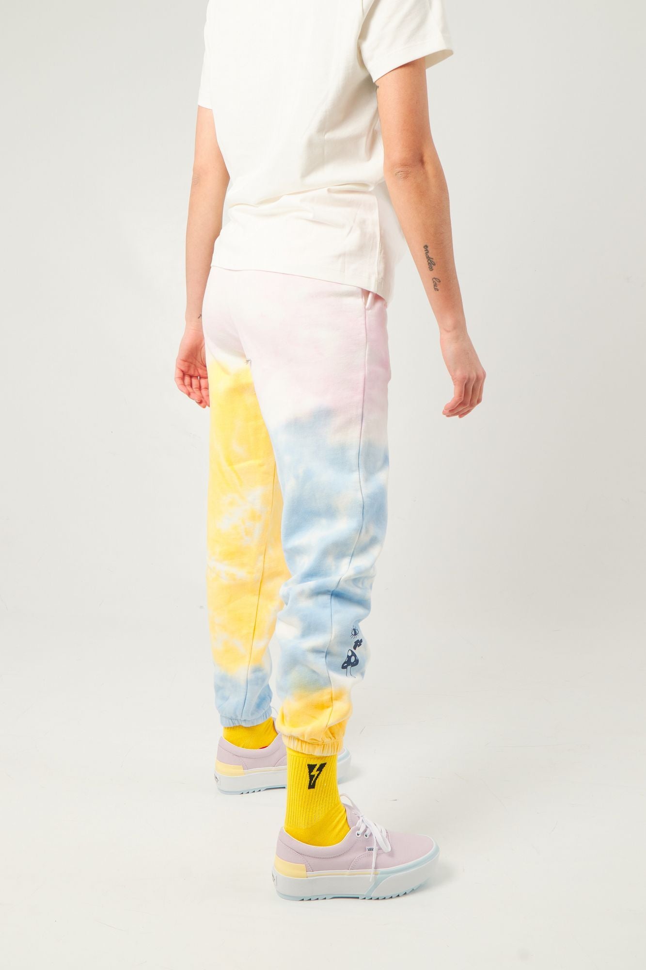 VANS MASCY DAZE TRI DYE SWE JOGGER en color ROSA (2)