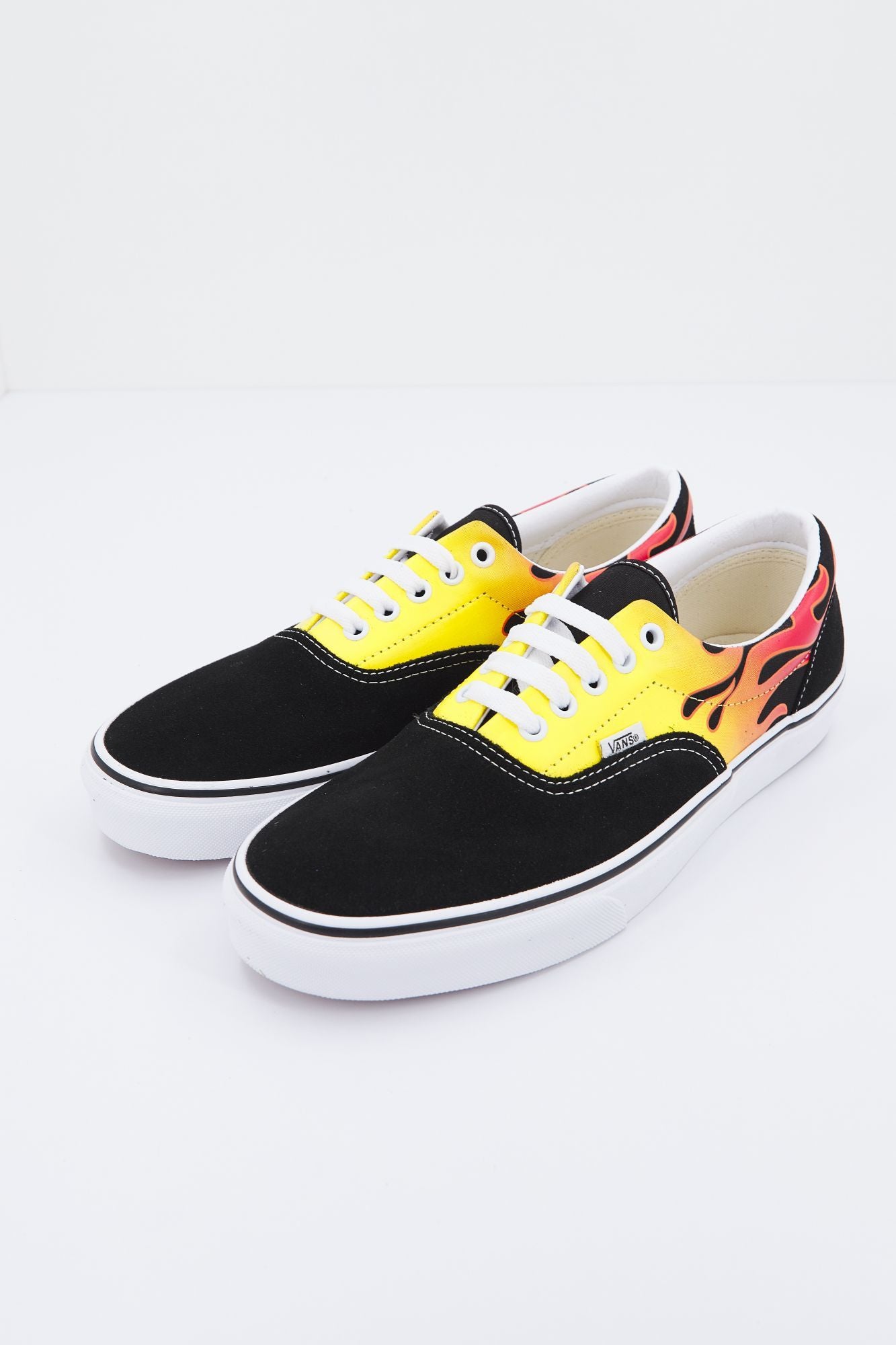 VANS UA ERA en color NEGRO (2)