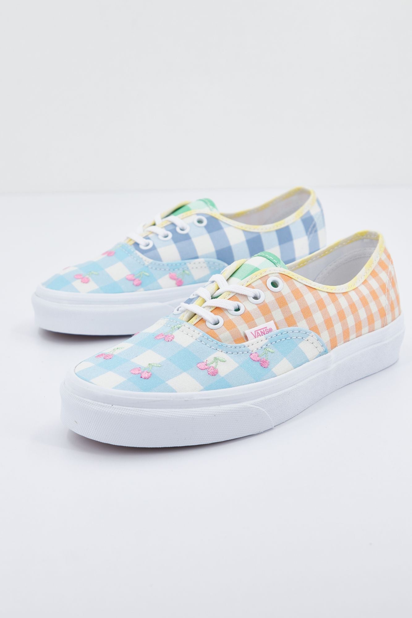 VANS UA AUTHENTIC en color MULTICOLOR (2)