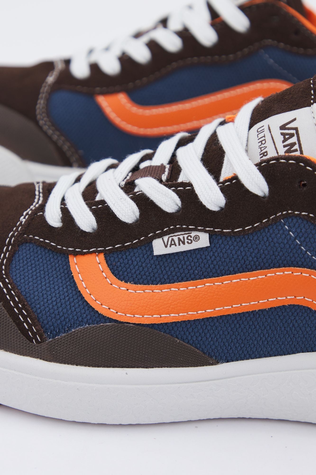 VANS UA ULTRARANGE en color MARRON (3)