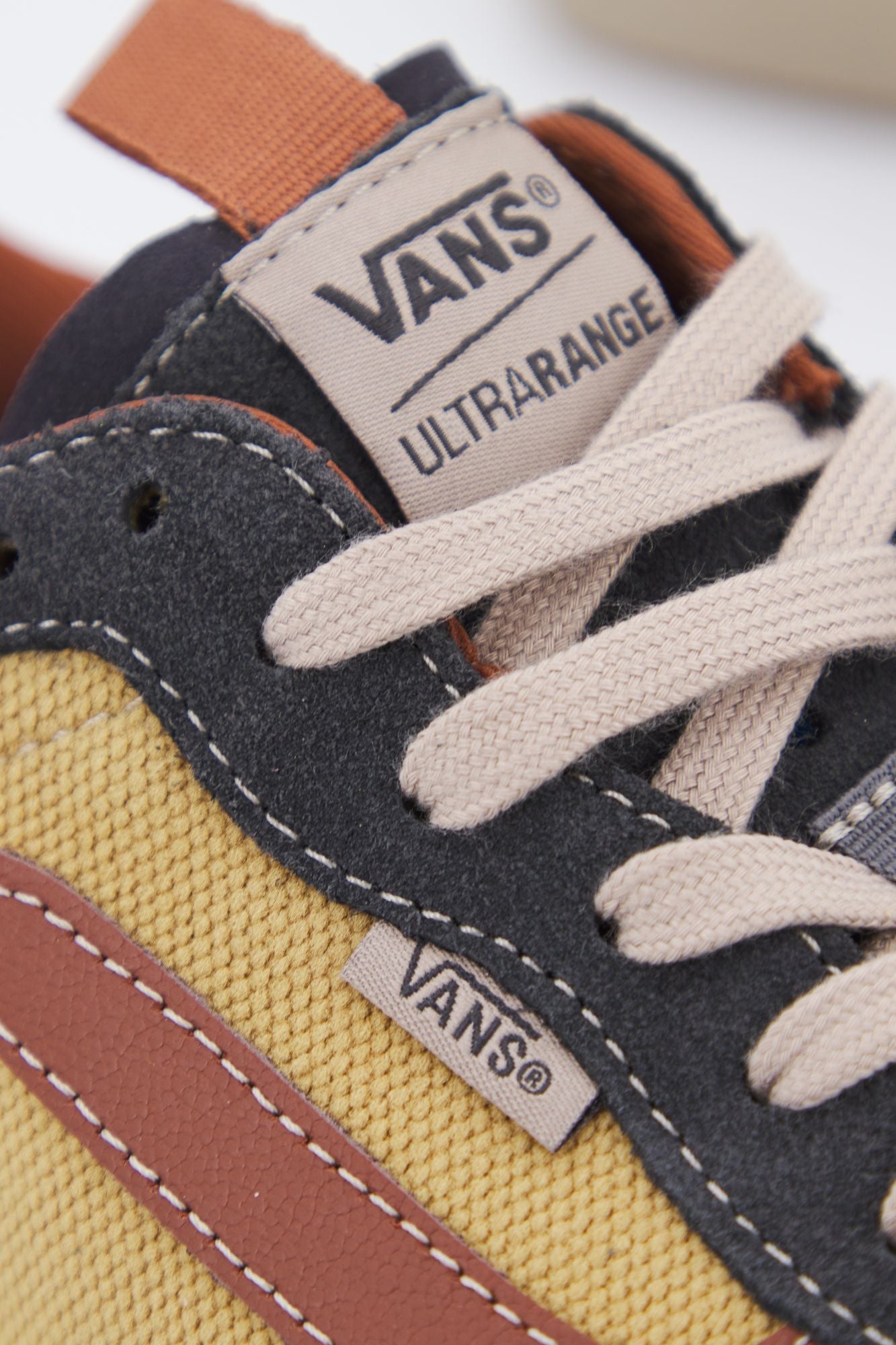 VANS UA ULTRARANGE en color AMARILLO (4)