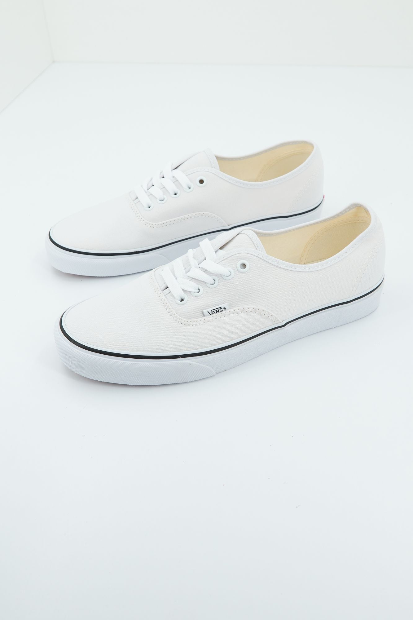 VANS UA AUTHENTIC en color BLANCO (1)