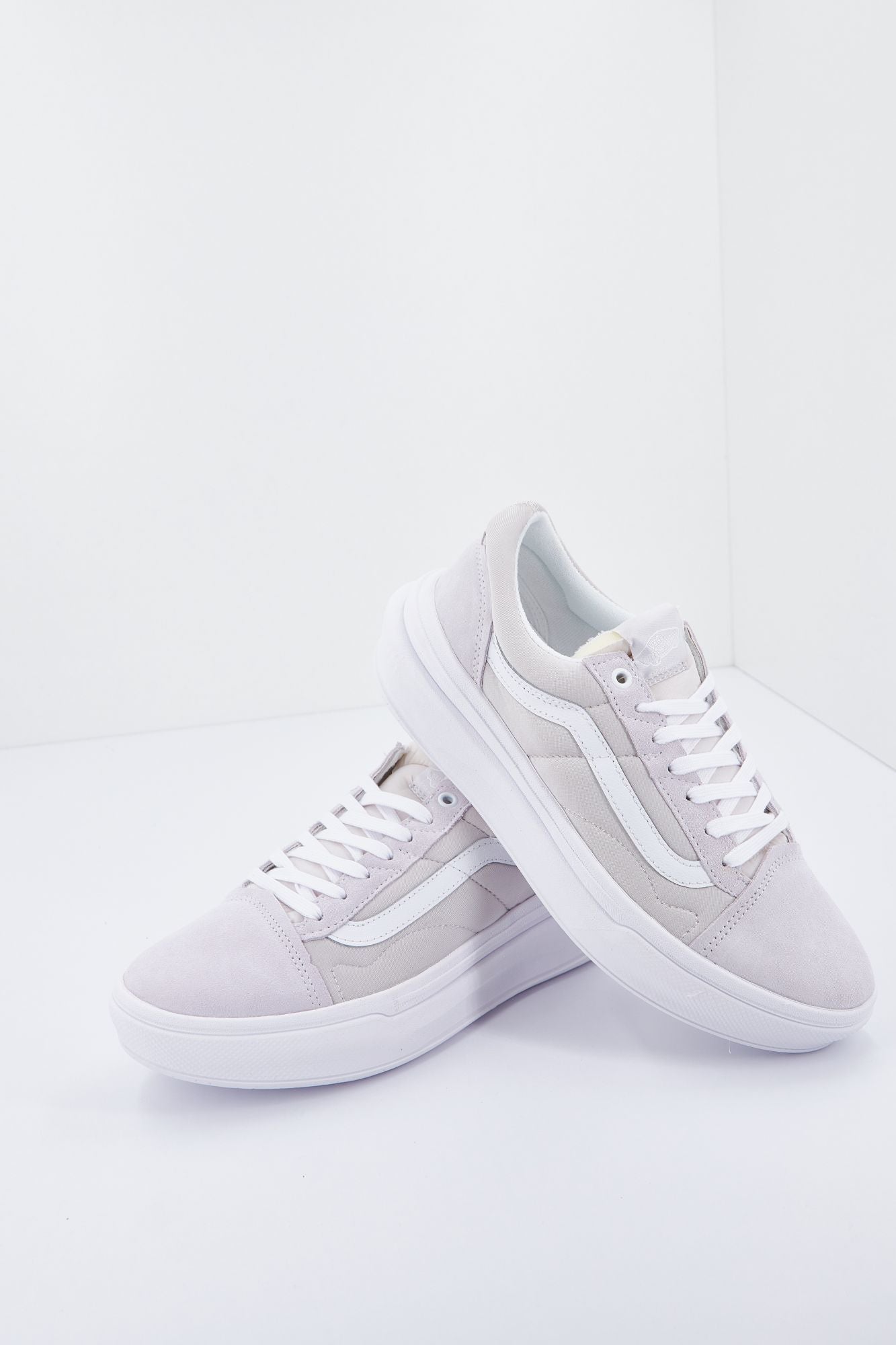 VANS OLD SKOOL OVERT CC en color BLANCO (2)