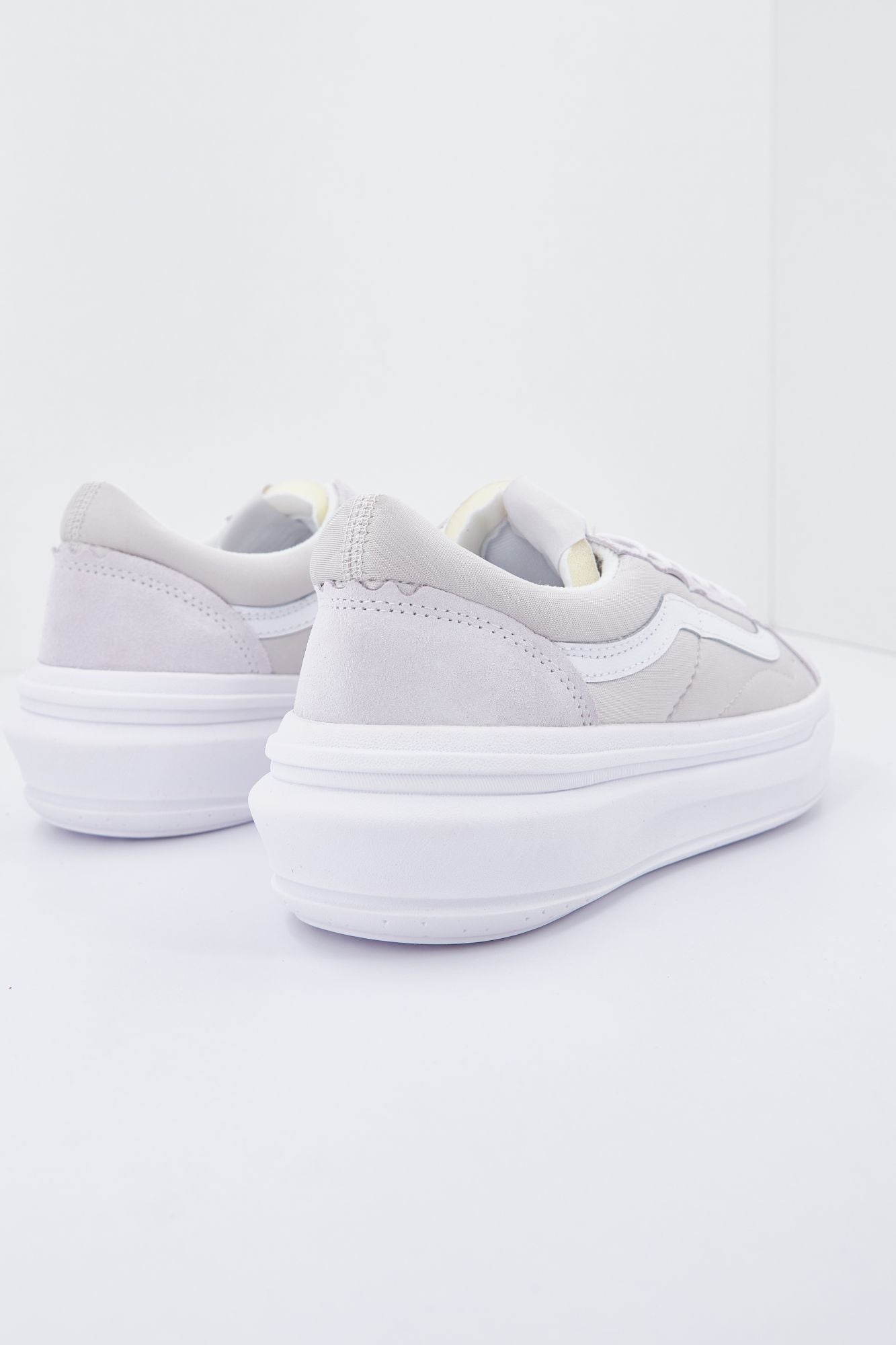 VANS OLD SKOOL OVERT CC en color BLANCO (4)