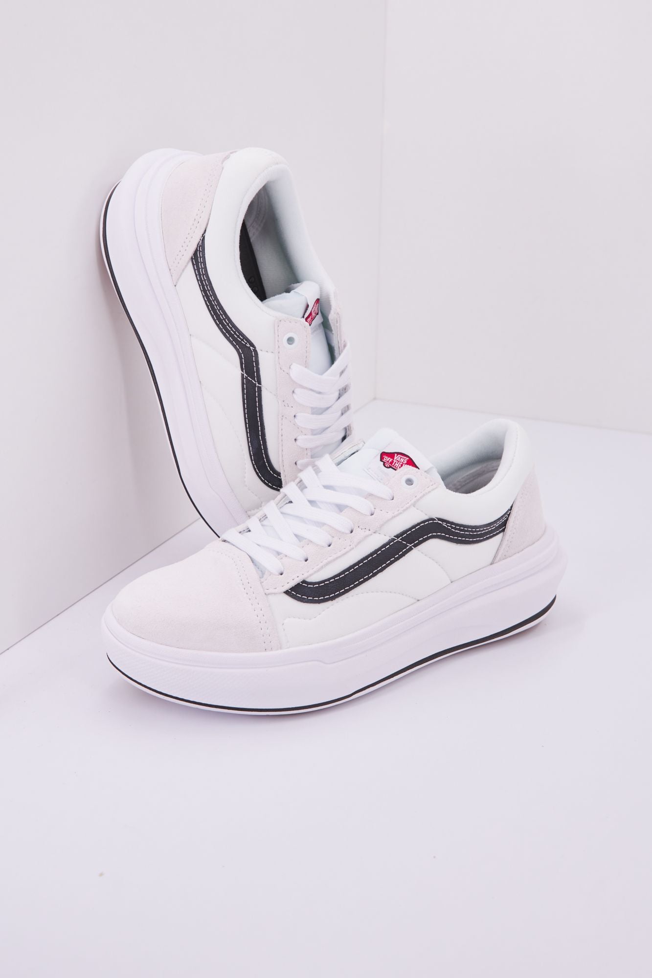 VANS OLD SKOOL OVERT CC en color BLANCO (3)