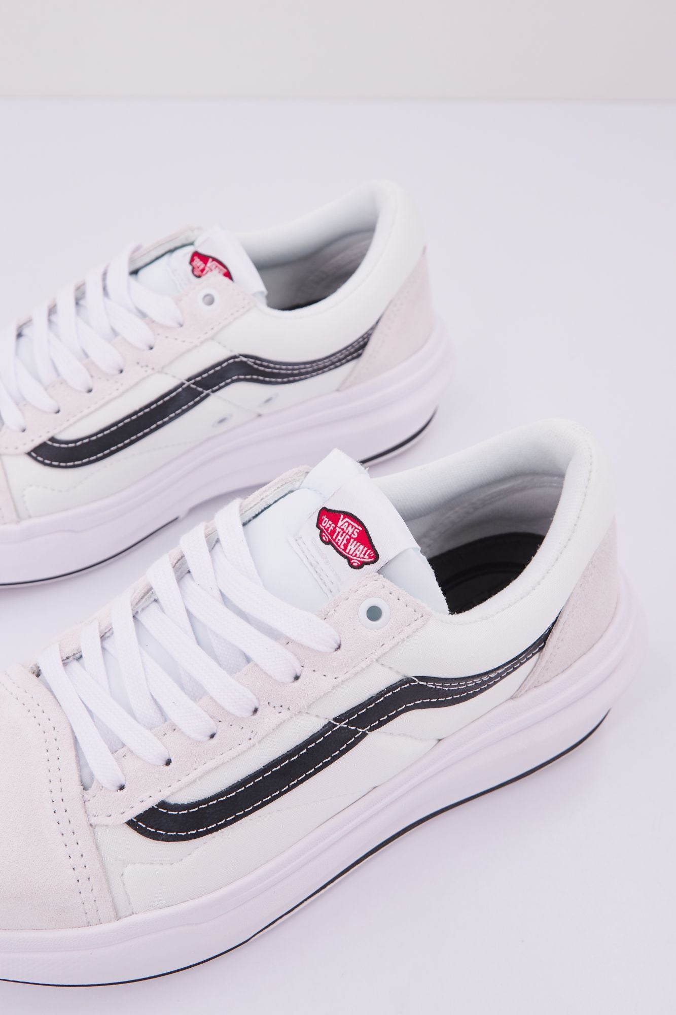 VANS OLD SKOOL OVERT CC en color BLANCO (4)
