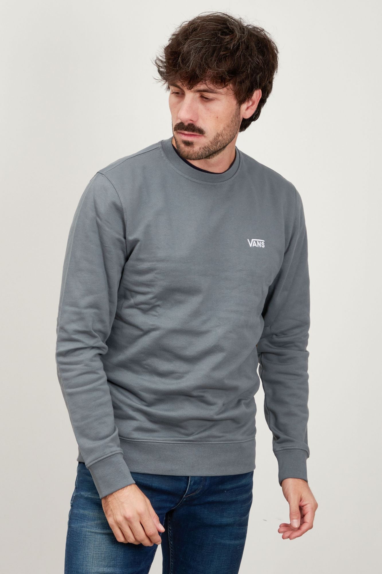 VANS CORE BASIC CREW en color GRIS (2)