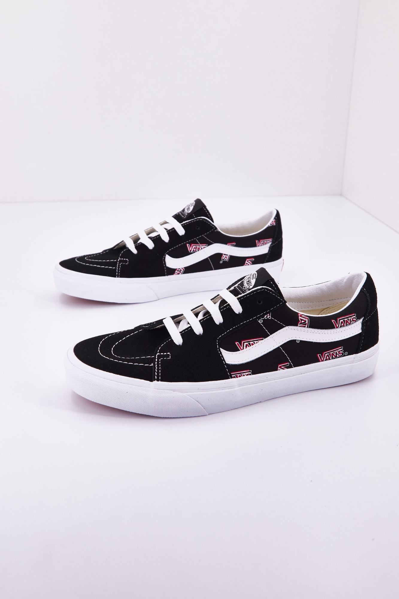 VANS UA SK8-LOW en color NEGRO (1)