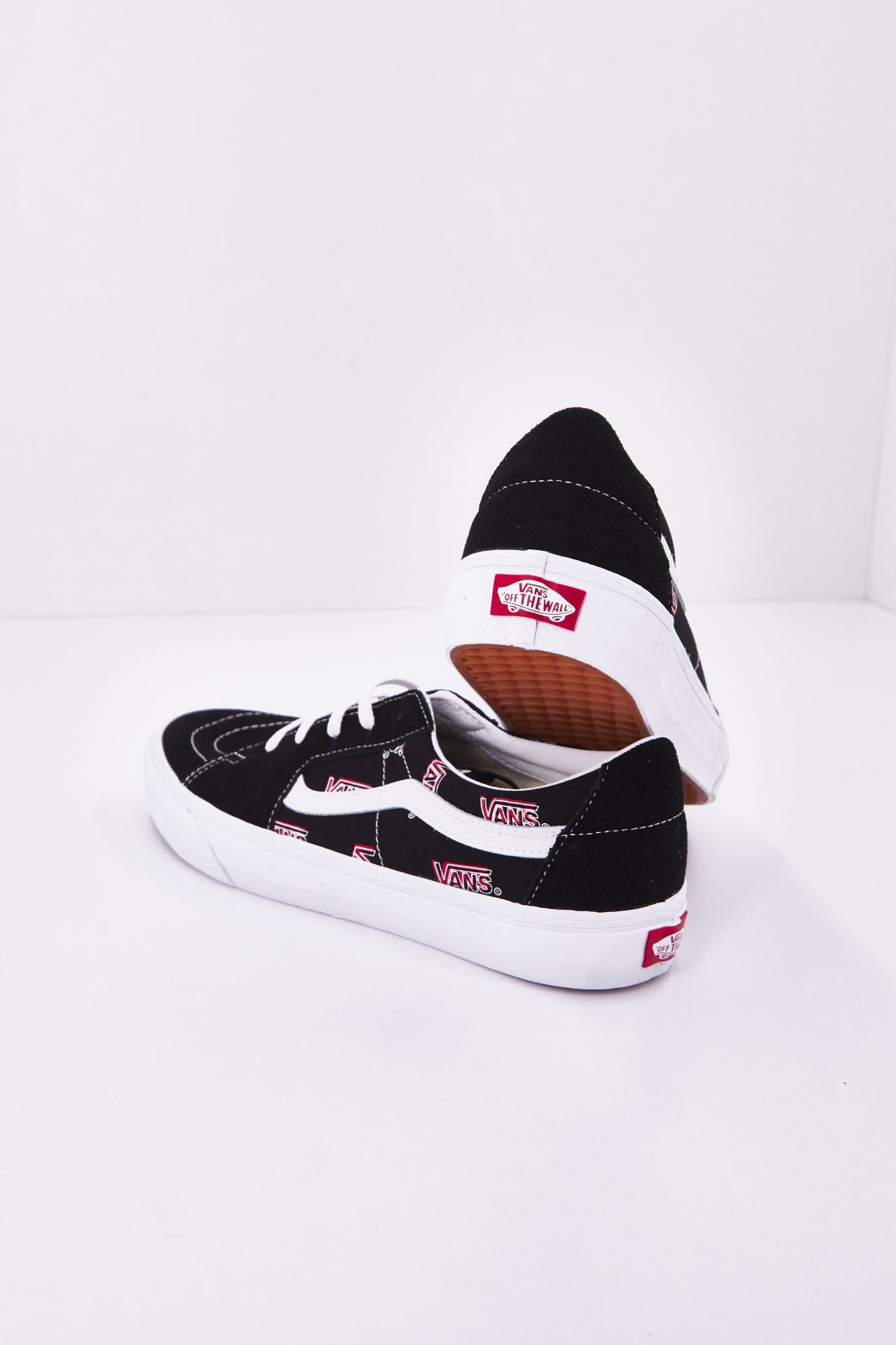 VANS UA SK8-LOW en color NEGRO (4)