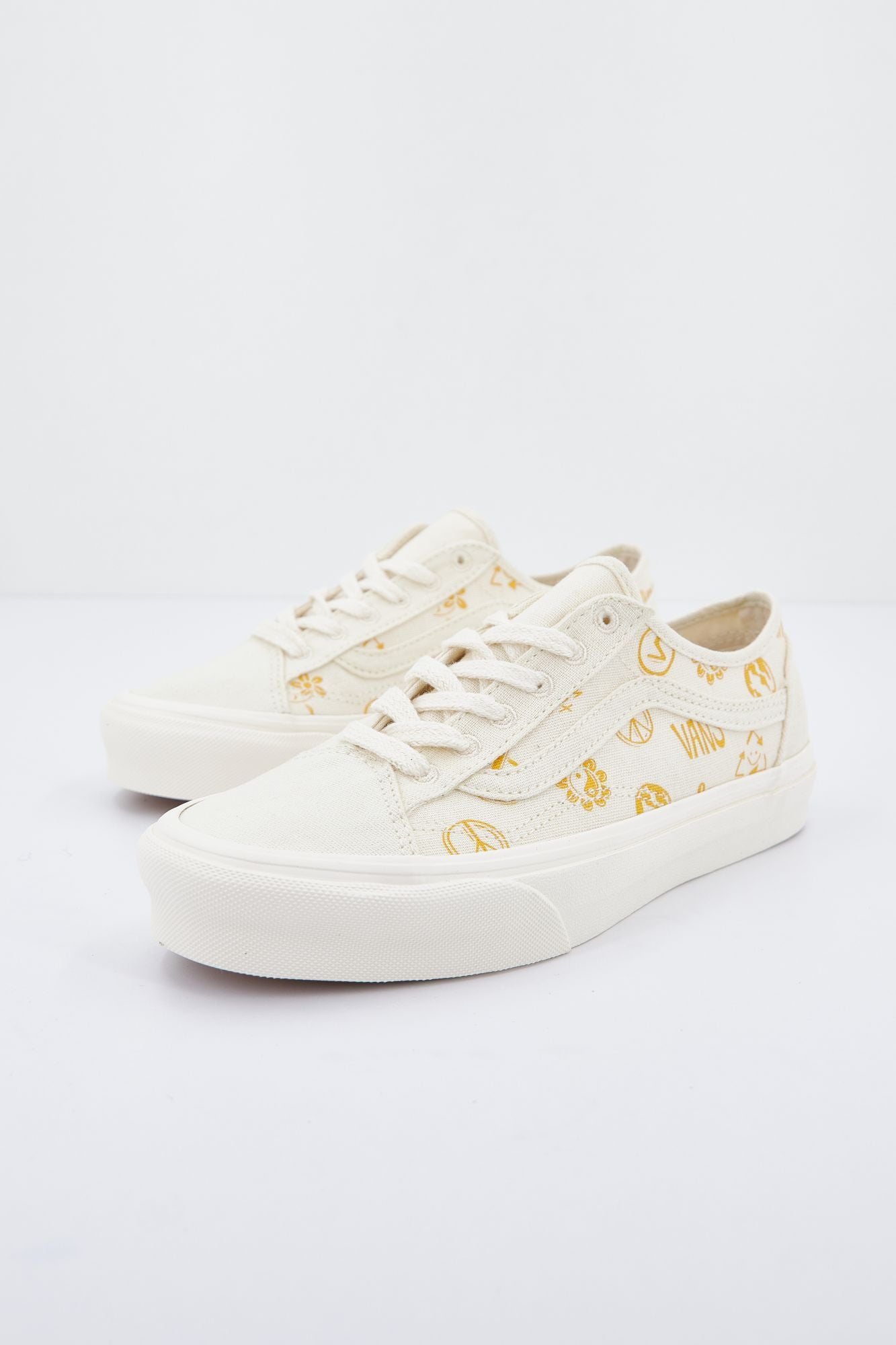 VANS UA OLD SKOOL TAPERED en color BEIS (1)