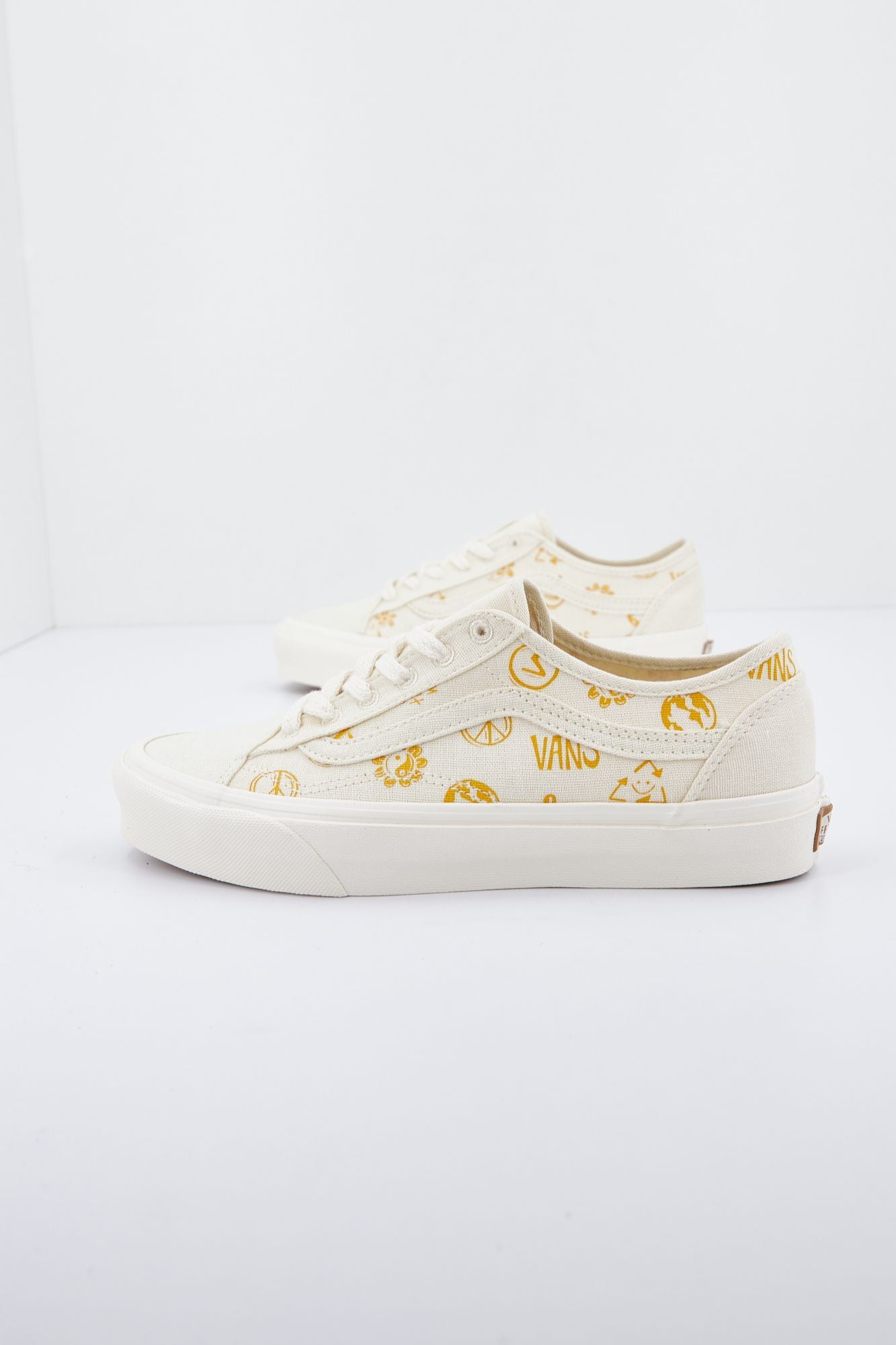 VANS UA OLD SKOOL TAPERED en color BEIS (2)