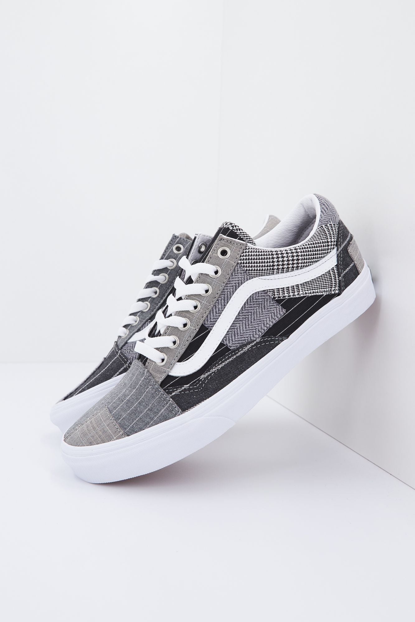 VANS UA OLD SKOOL en color GRIS (1)