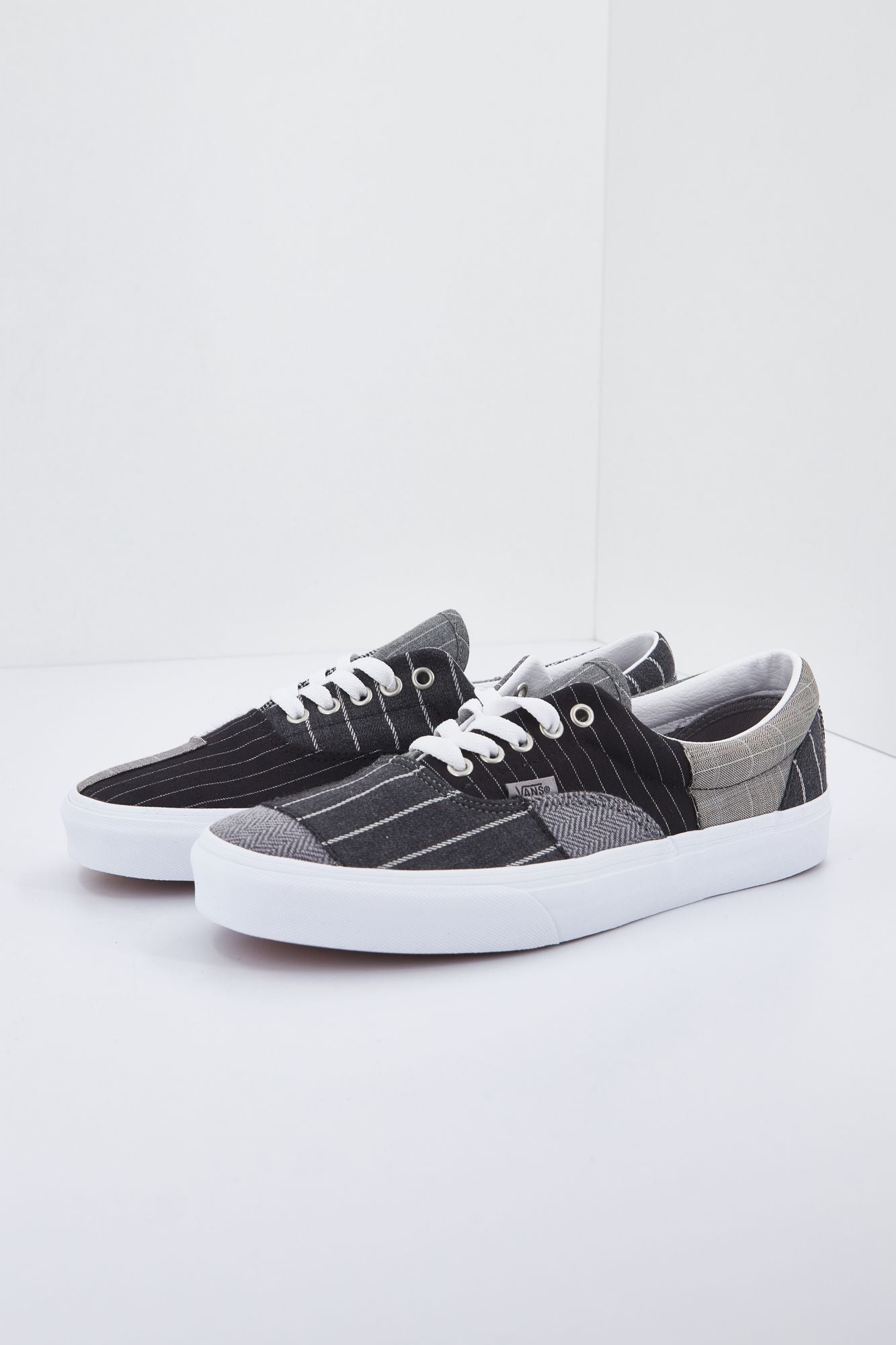 VANS UA ERA en color GRIS (1)