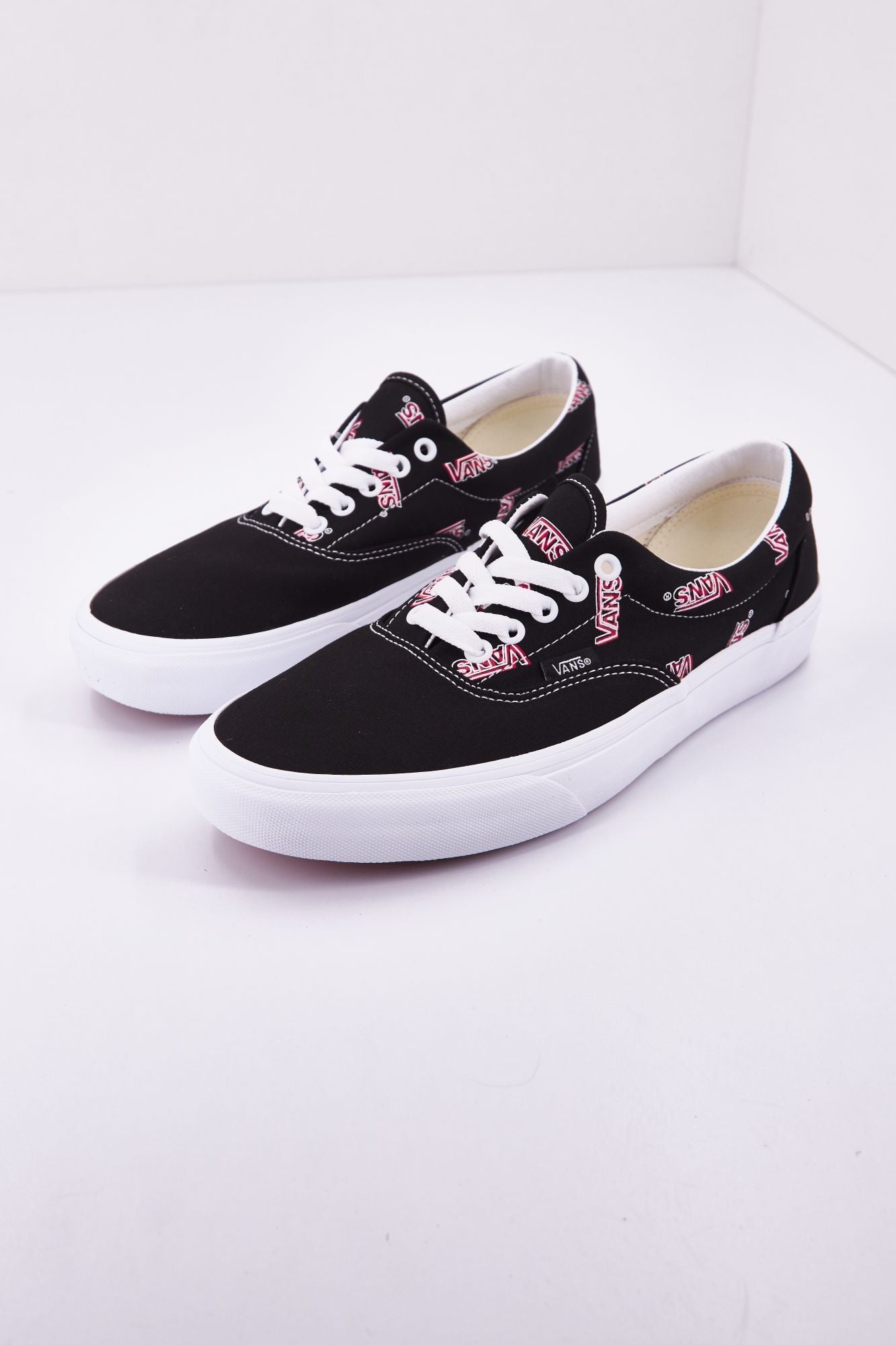 VANS UA ERA en color NEGRO (1)