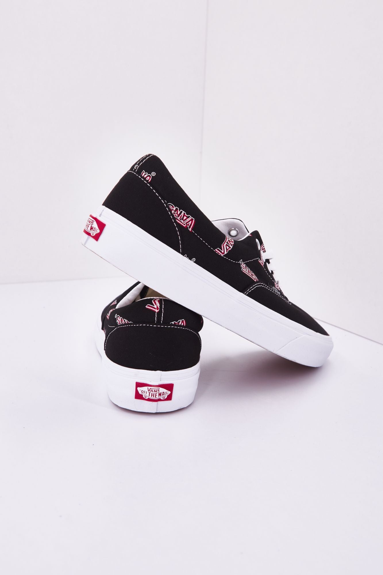 VANS UA ERA en color NEGRO (3)