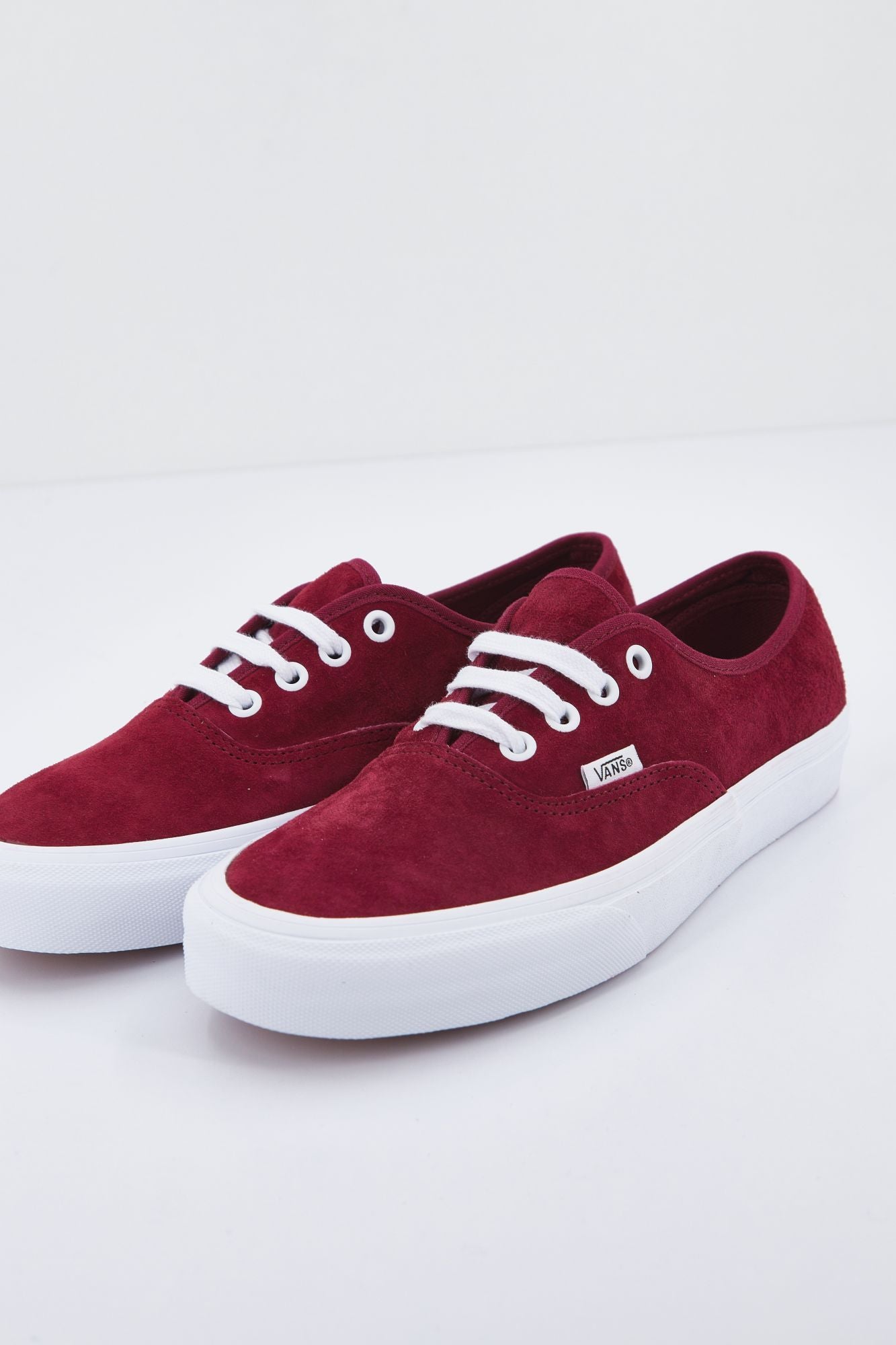 VANS UA AUTHENTIC en color BURDEOS (1)