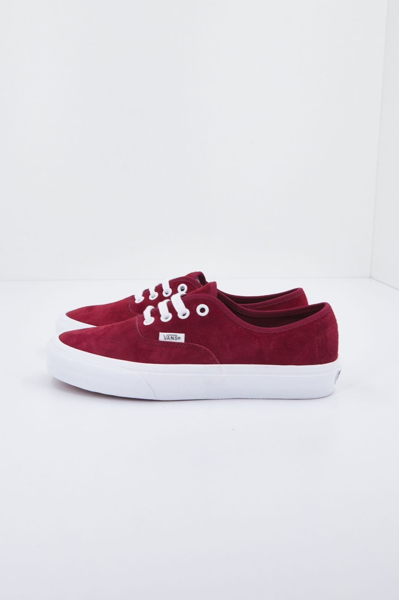 VANS UA AUTHENTIC en color BURDEOS (2)