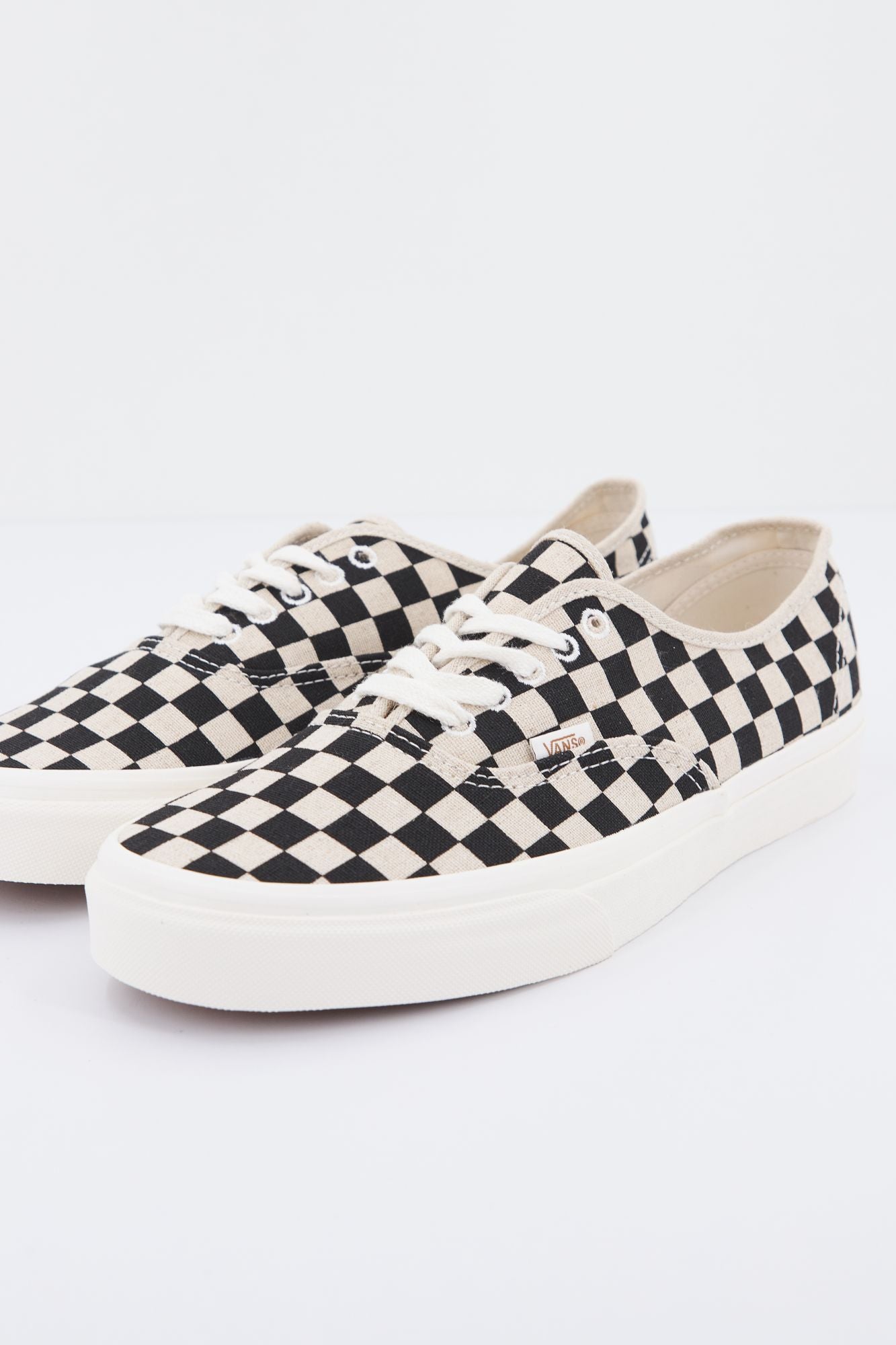 VANS UA AUTHENTIC en color BEIS (1)