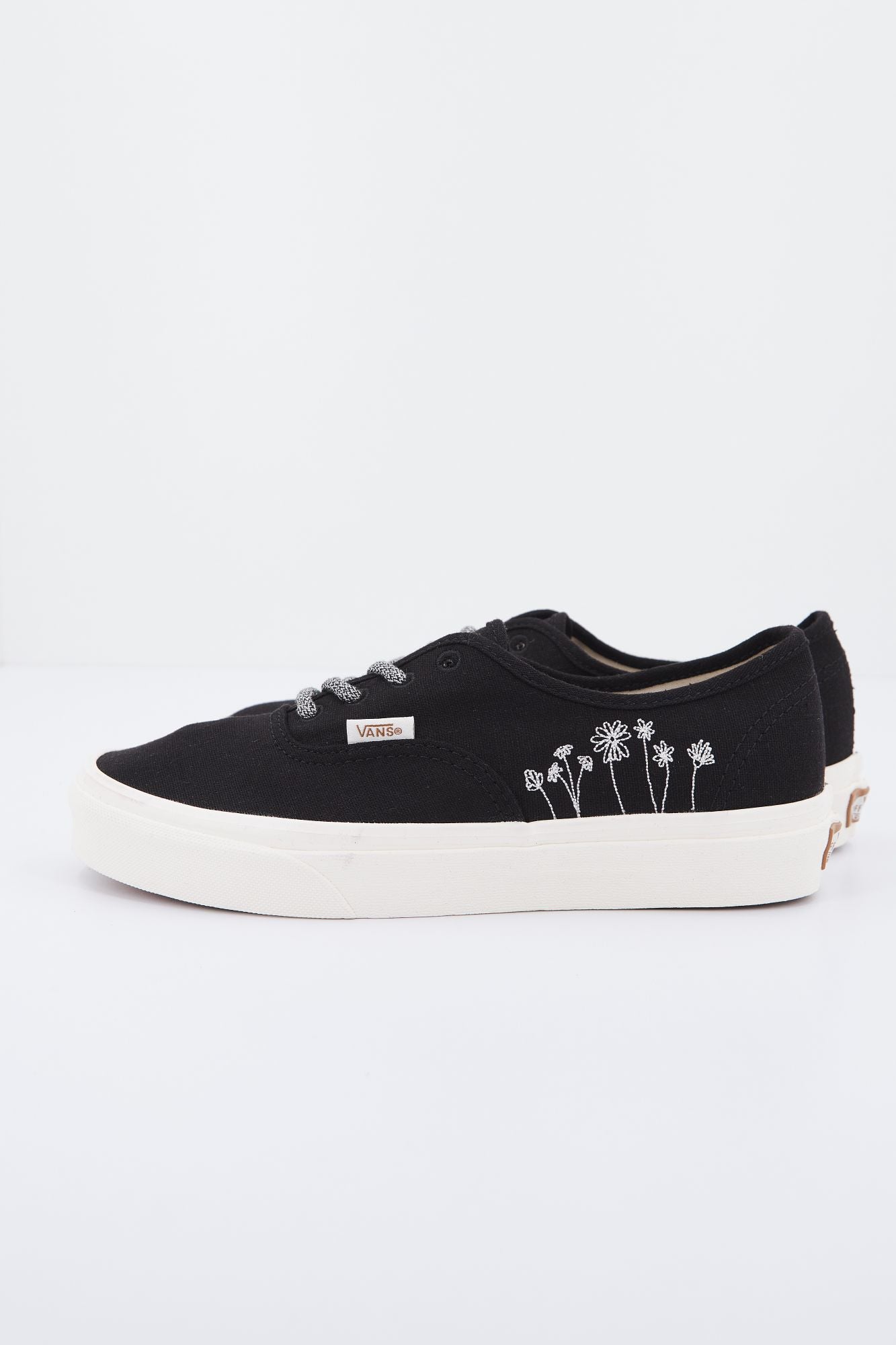 VANS UA AUTHENTIC en color NEGRO (1)