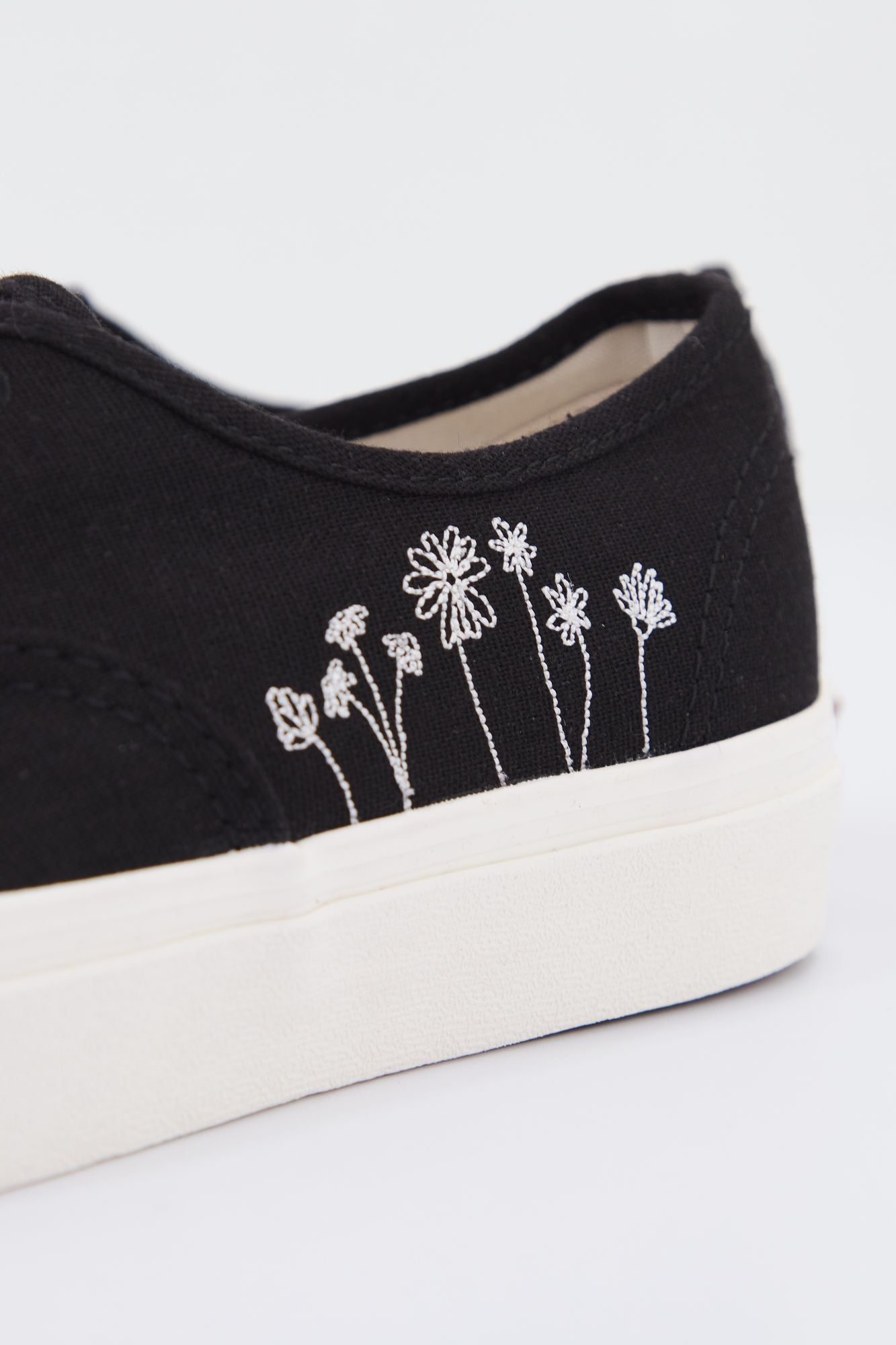VANS UA AUTHENTIC en color NEGRO (3)