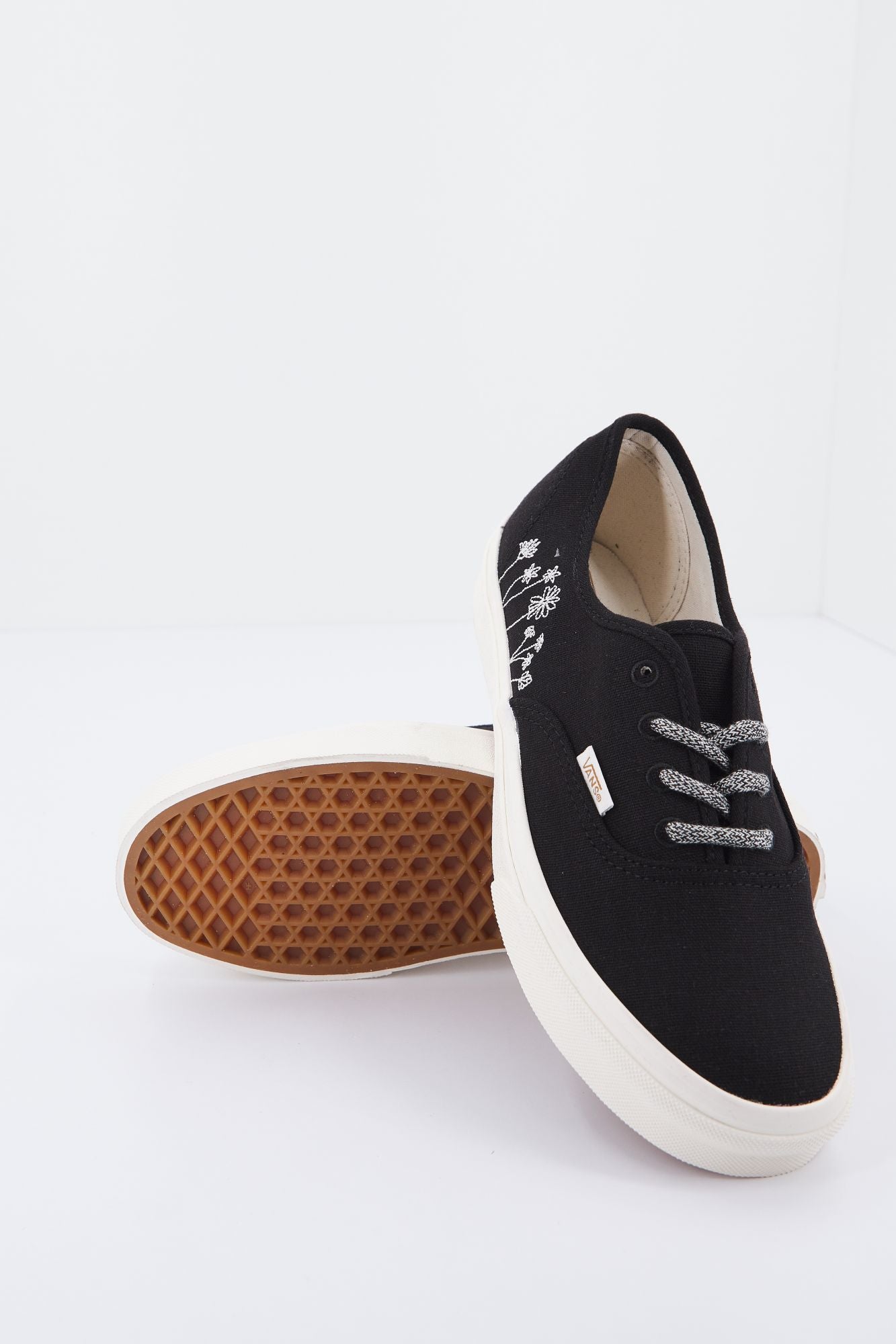 VANS UA AUTHENTIC en color NEGRO (4)