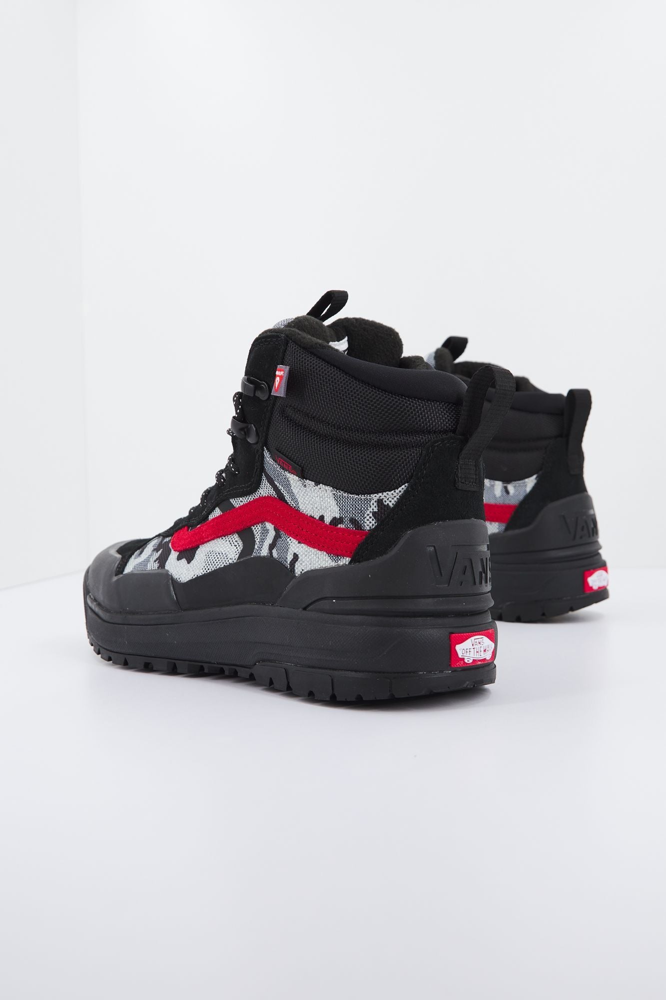 VANS UA ULTRARANGE en color NEGRO (2)