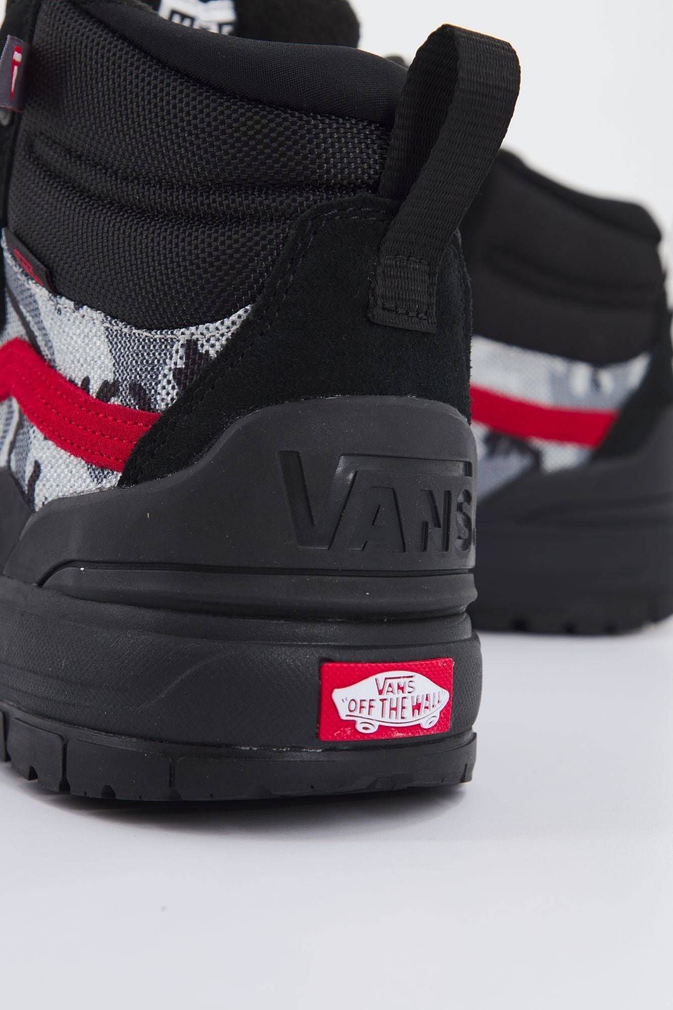 VANS UA ULTRARANGE en color NEGRO (4)