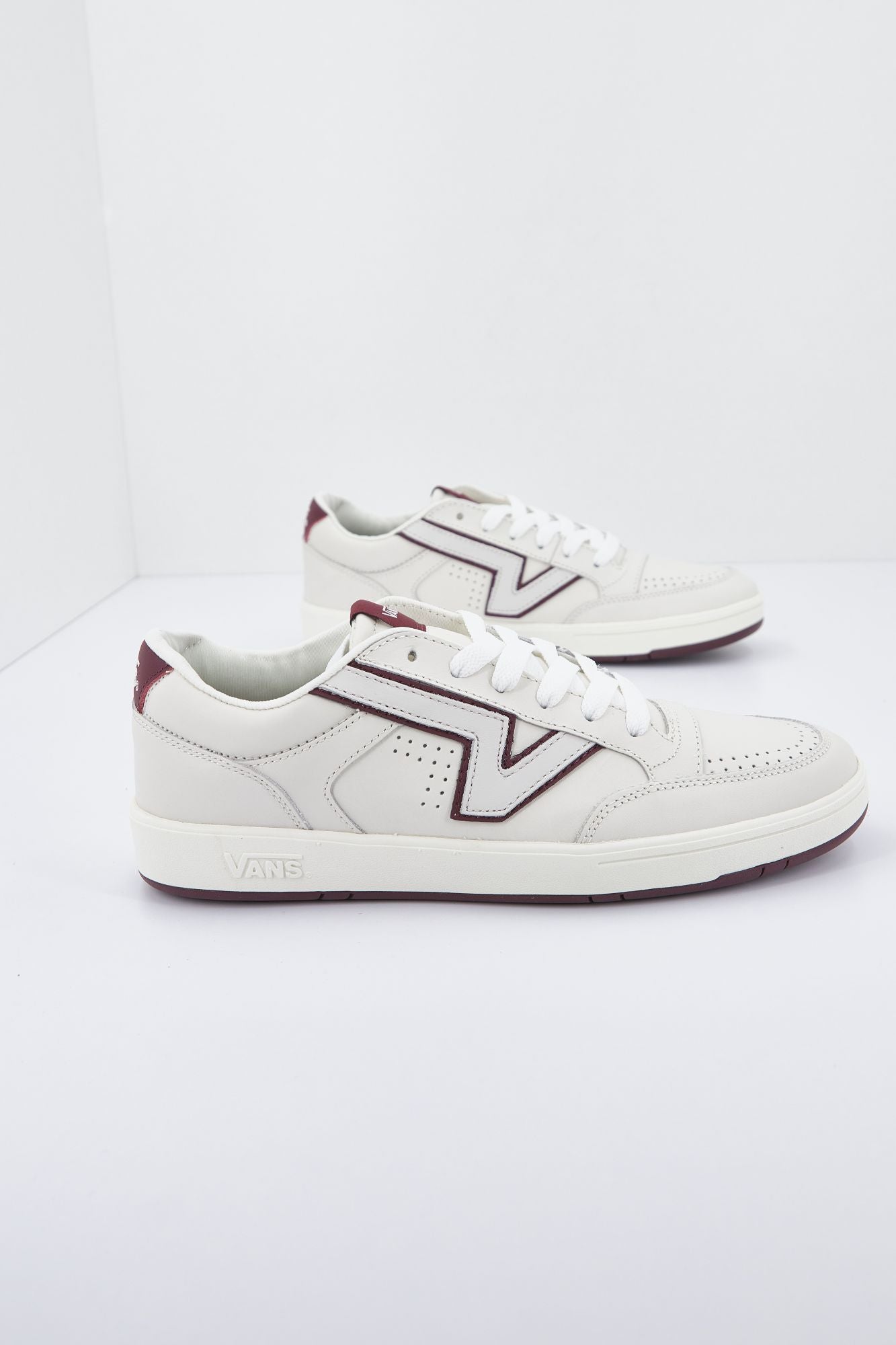 VANS UA LOWLAND en color BEIS (2)