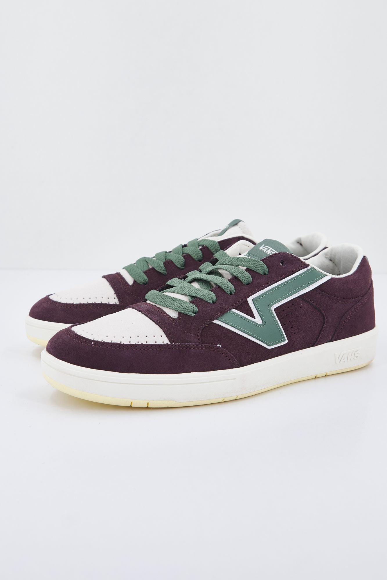 VANS VN0A7TNLYWN1 en color VIOLETA (1)