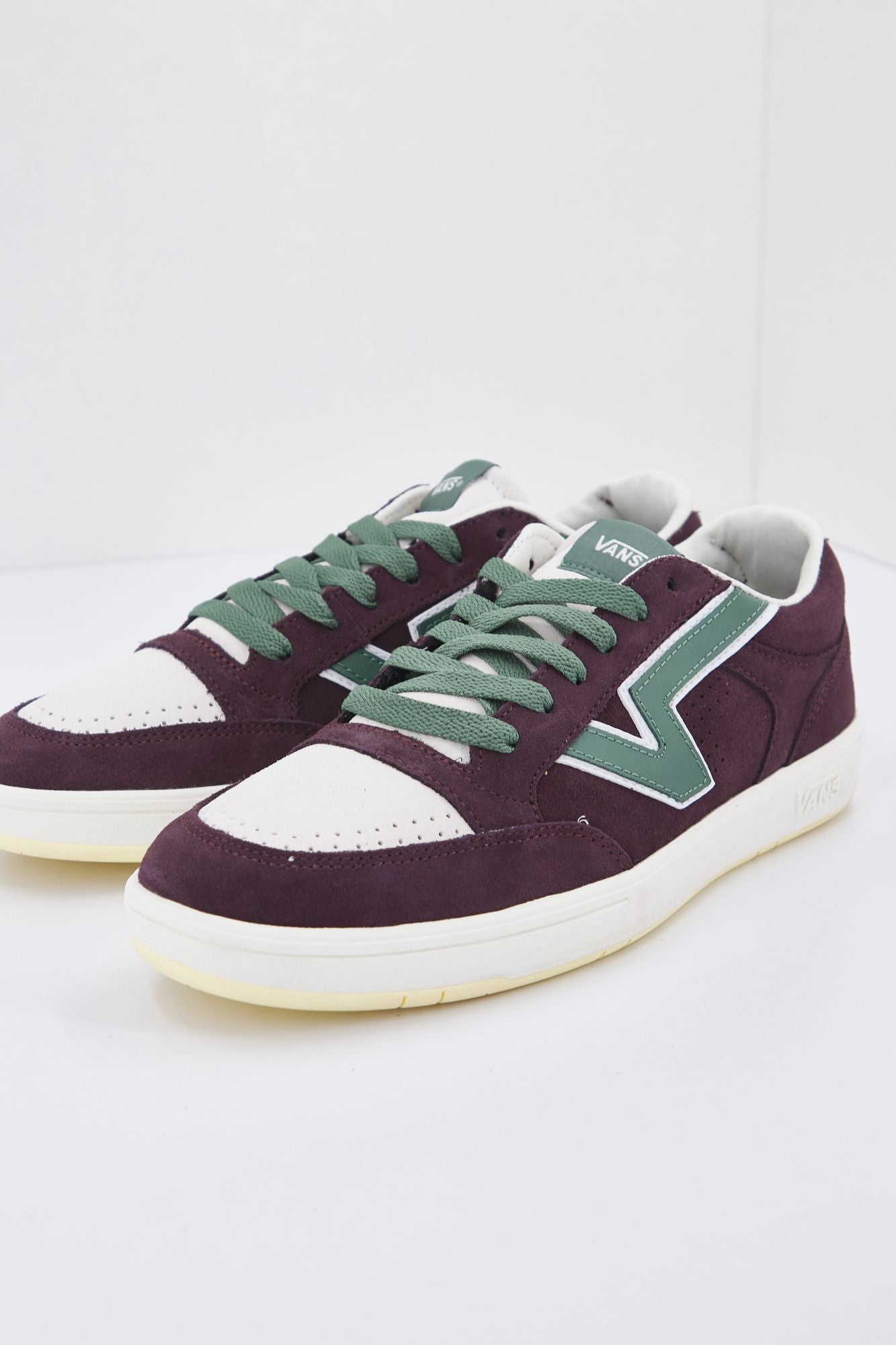 VANS VN0A7TNLYWN1 en color VIOLETA (2)