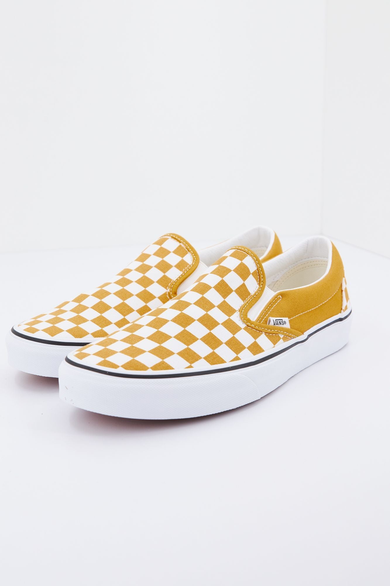 VANS UA CLASSIC SLIP-ON en color AMARILLO (1)