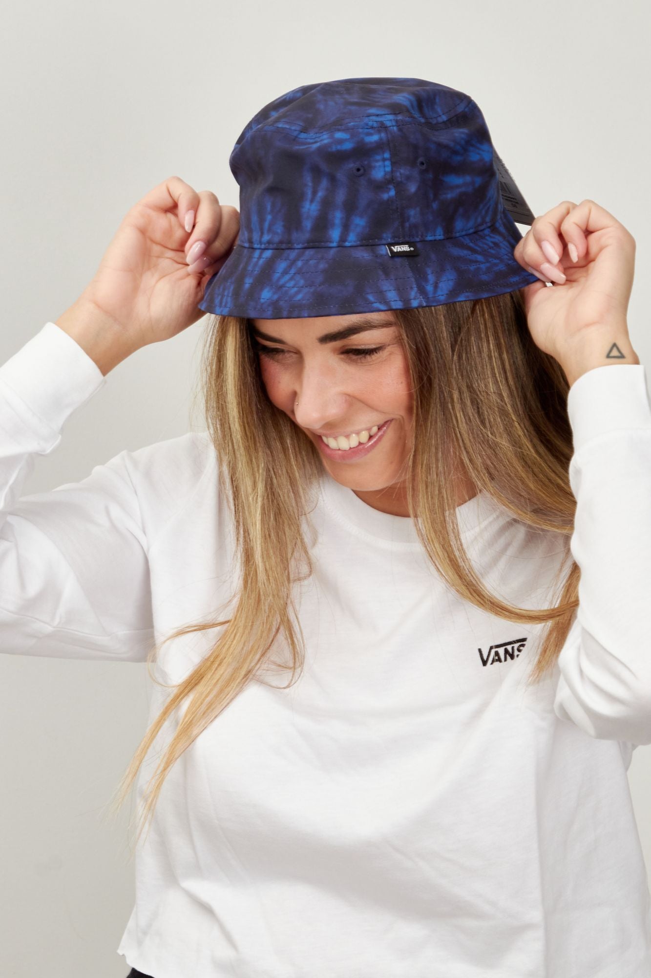 VANS JUNIOR BY UNDERTONE BUCKET BO en color AZUL (1)