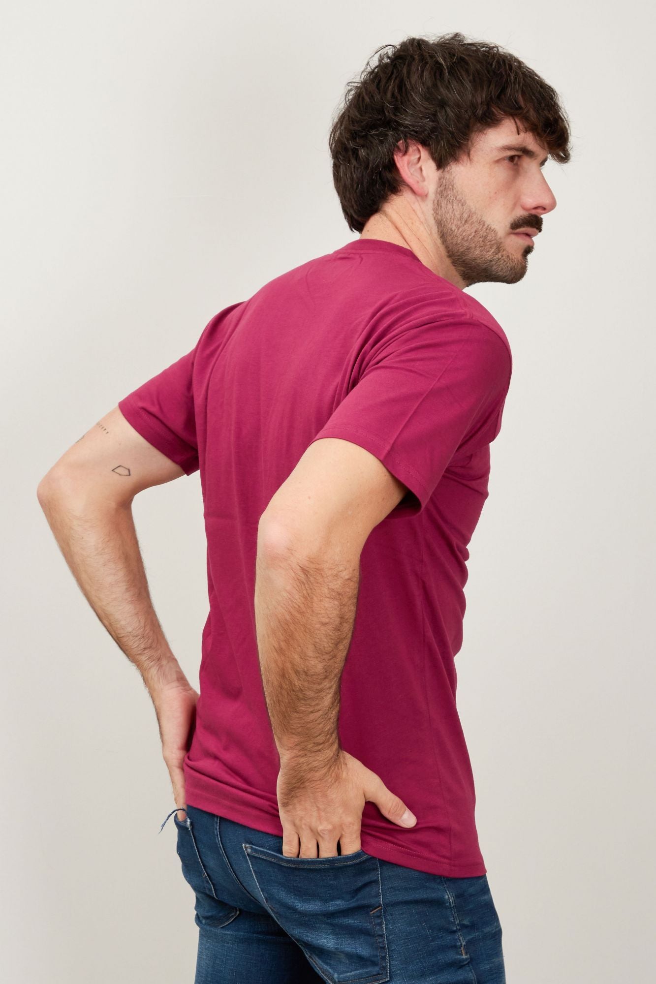 VANS OVAL TYPE SS TEE PURPL en color BURDEOS (3)