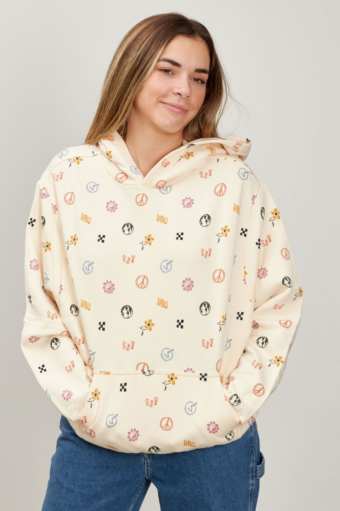 VANS IN OUR HANDS LS HOODIE en color BEIS (1)