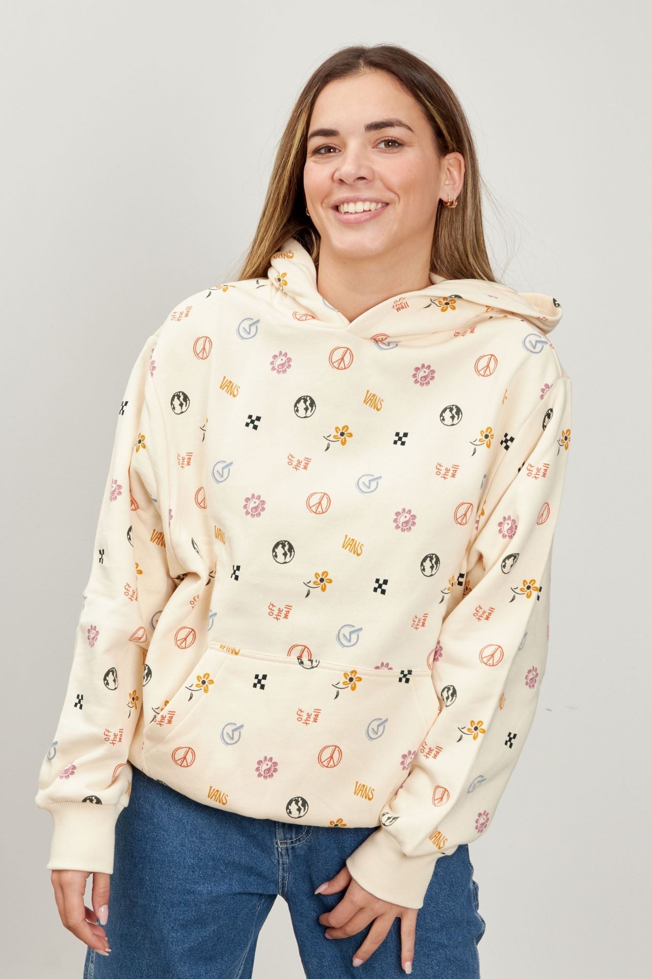 VANS IN OUR HANDS LS HOODIE en color BEIS (2)