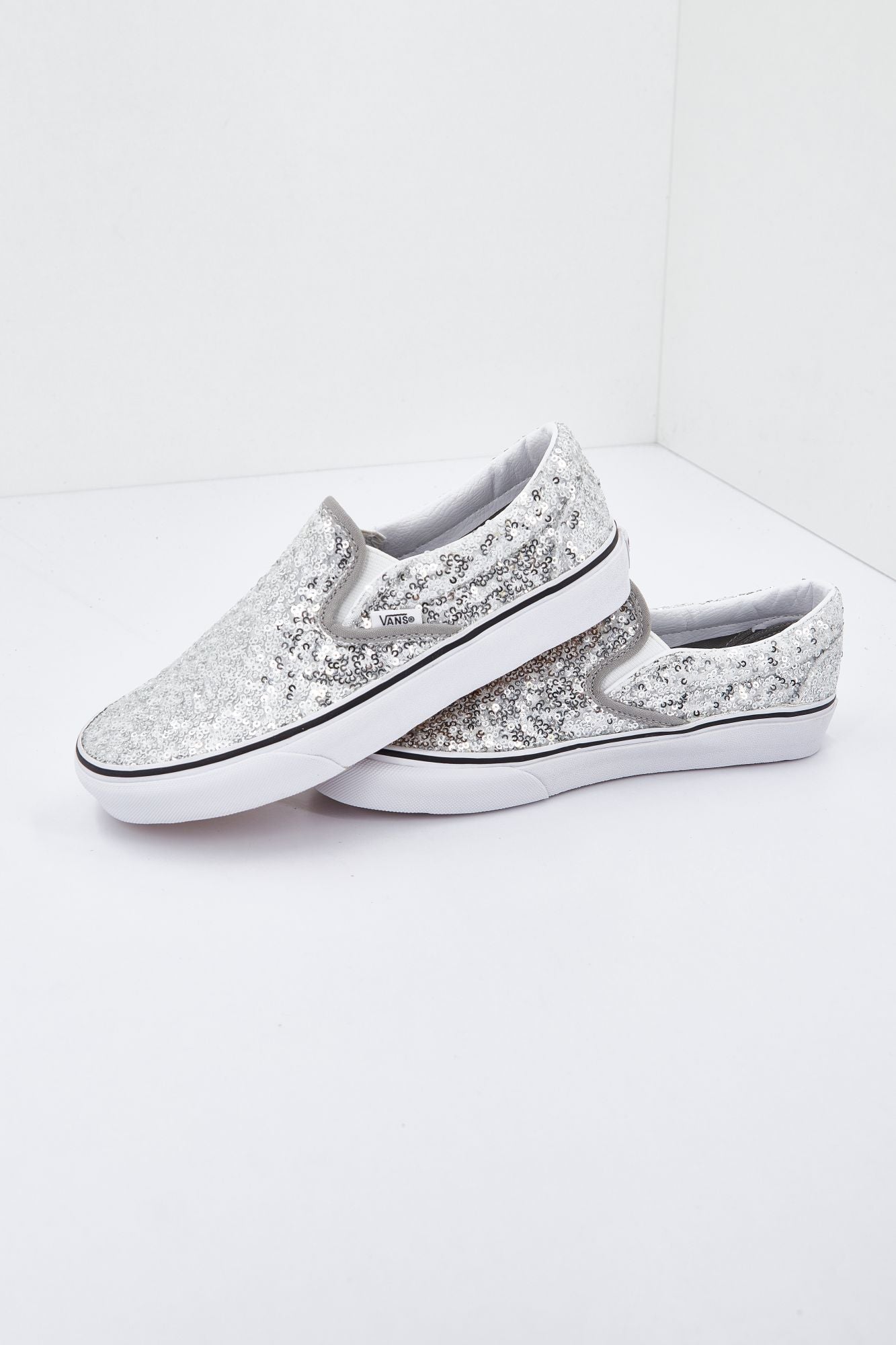 VANS UA CLASSIC en color PLATA (2)