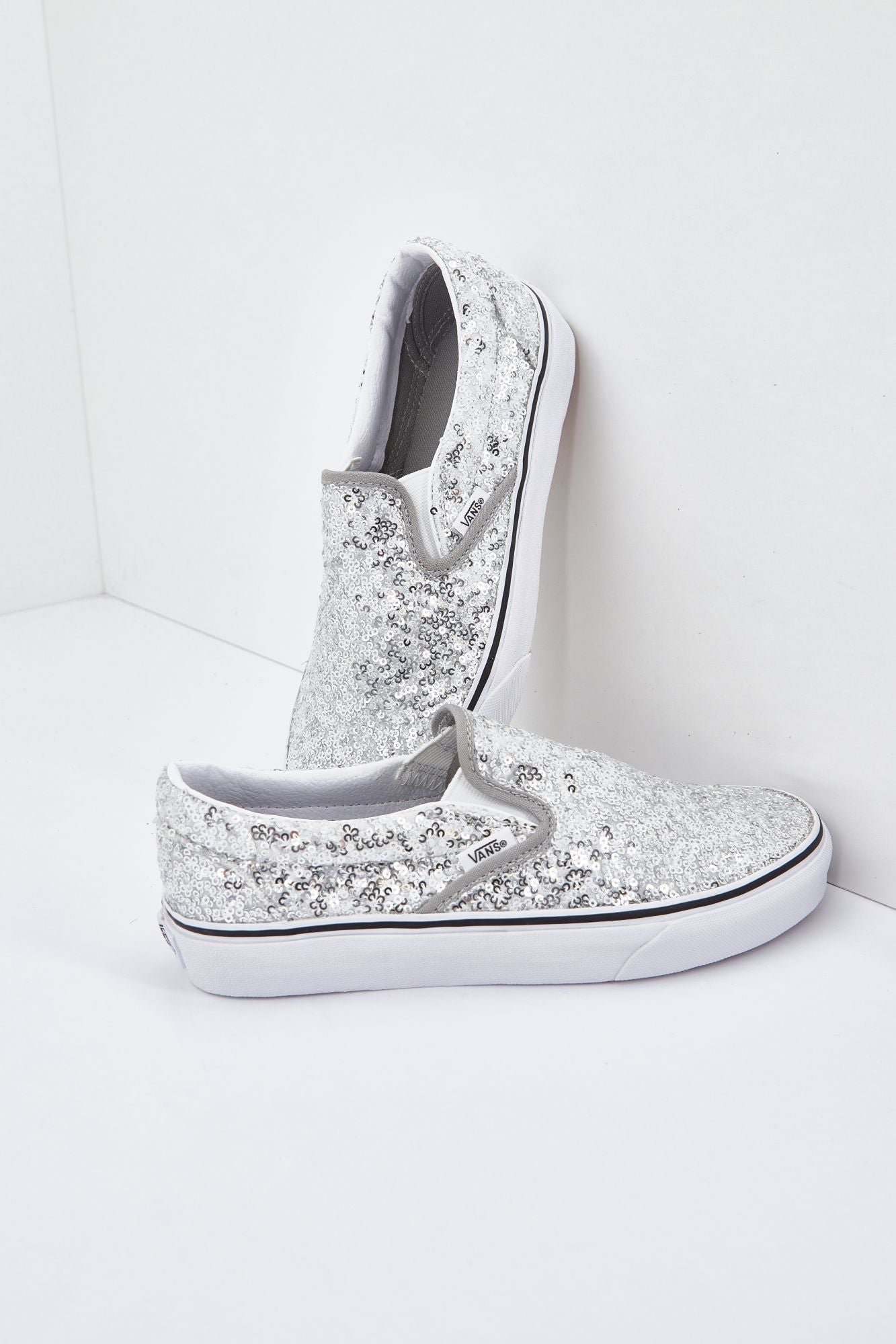 VANS UA CLASSIC en color PLATA (3)