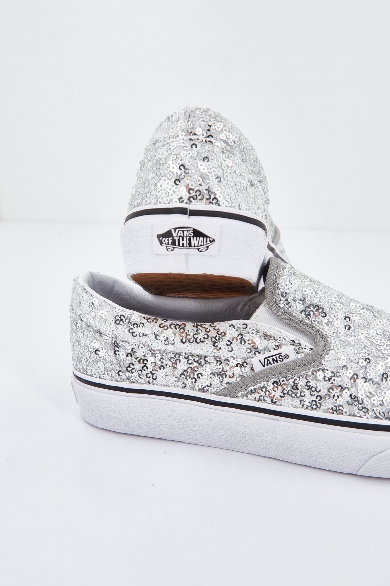 VANS UA CLASSIC en color PLATA (4)