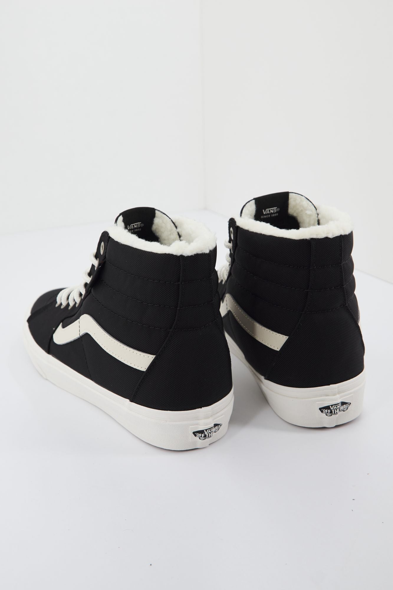 VANS VN0A4BVT1KP1 en color NEGRO (4)