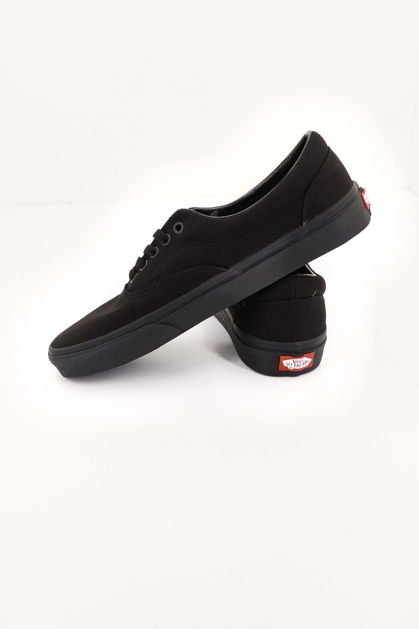 VANS VN000QFKBKA1 en color NEGRO (3)