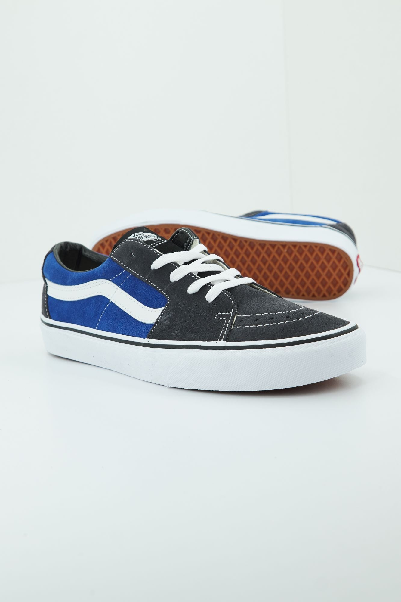 VANS UA SK8-LOW en color GRIS (1)