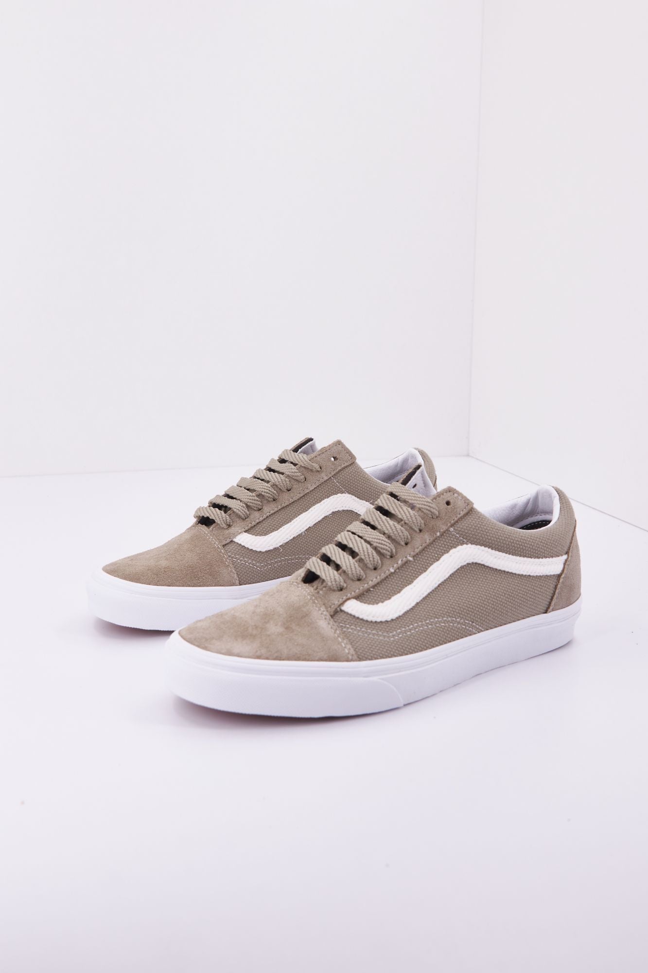 VANS UA OLD SKOOL en color GRIS (1)