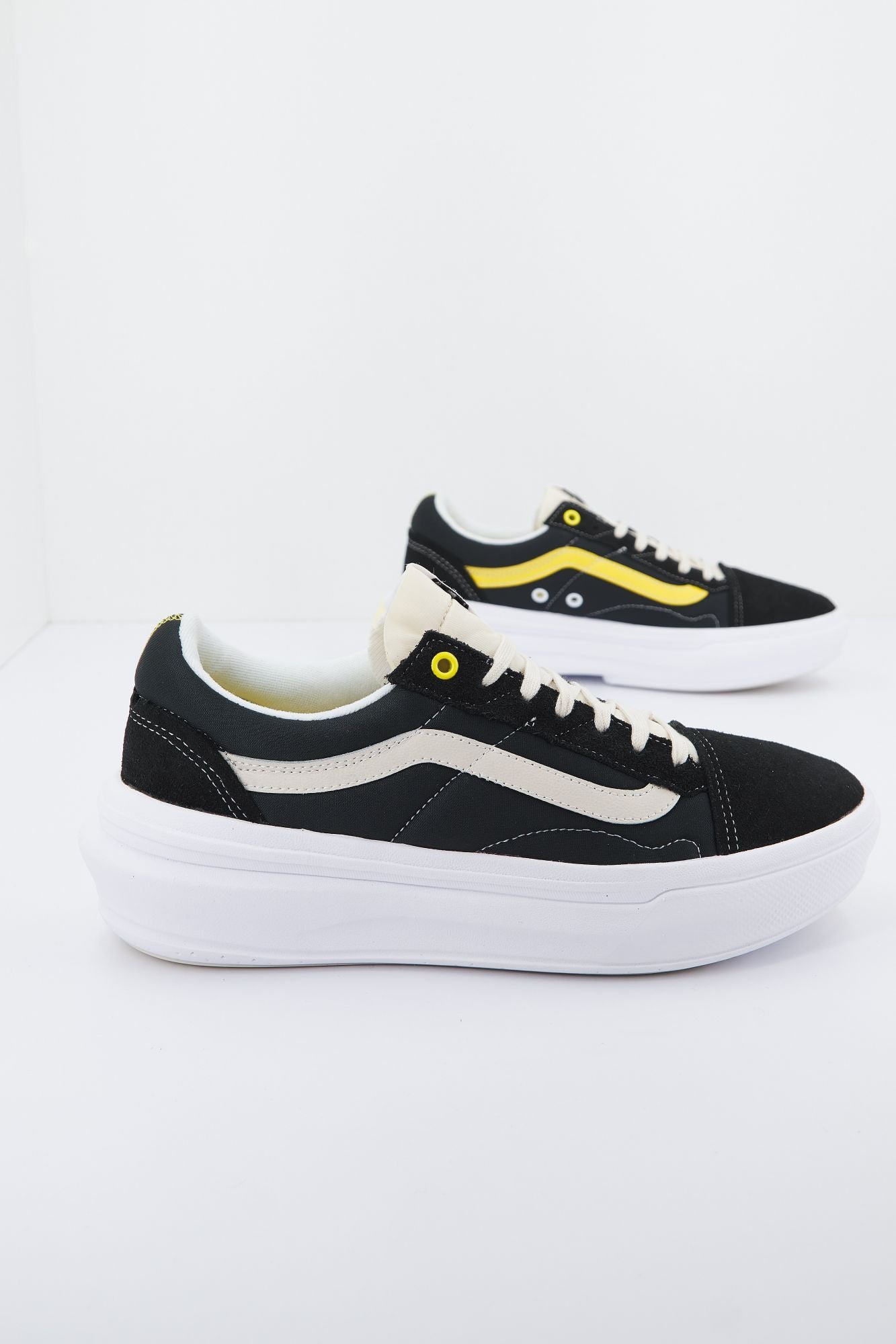 VANS OLD SKOOL OVERT CC en color NEGRO (1)