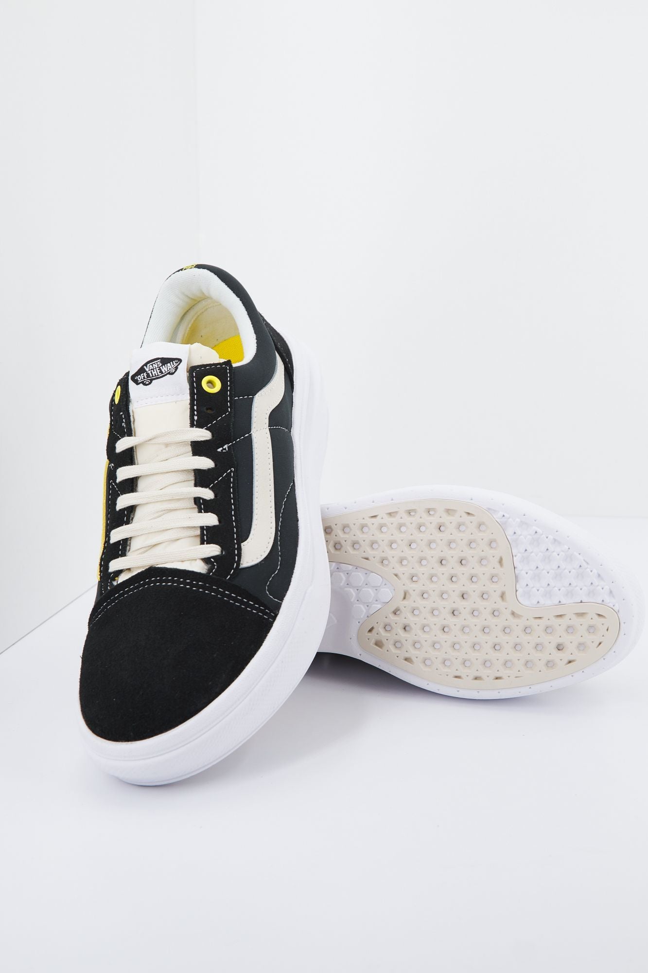 VANS OLD SKOOL OVERT CC en color NEGRO (3)
