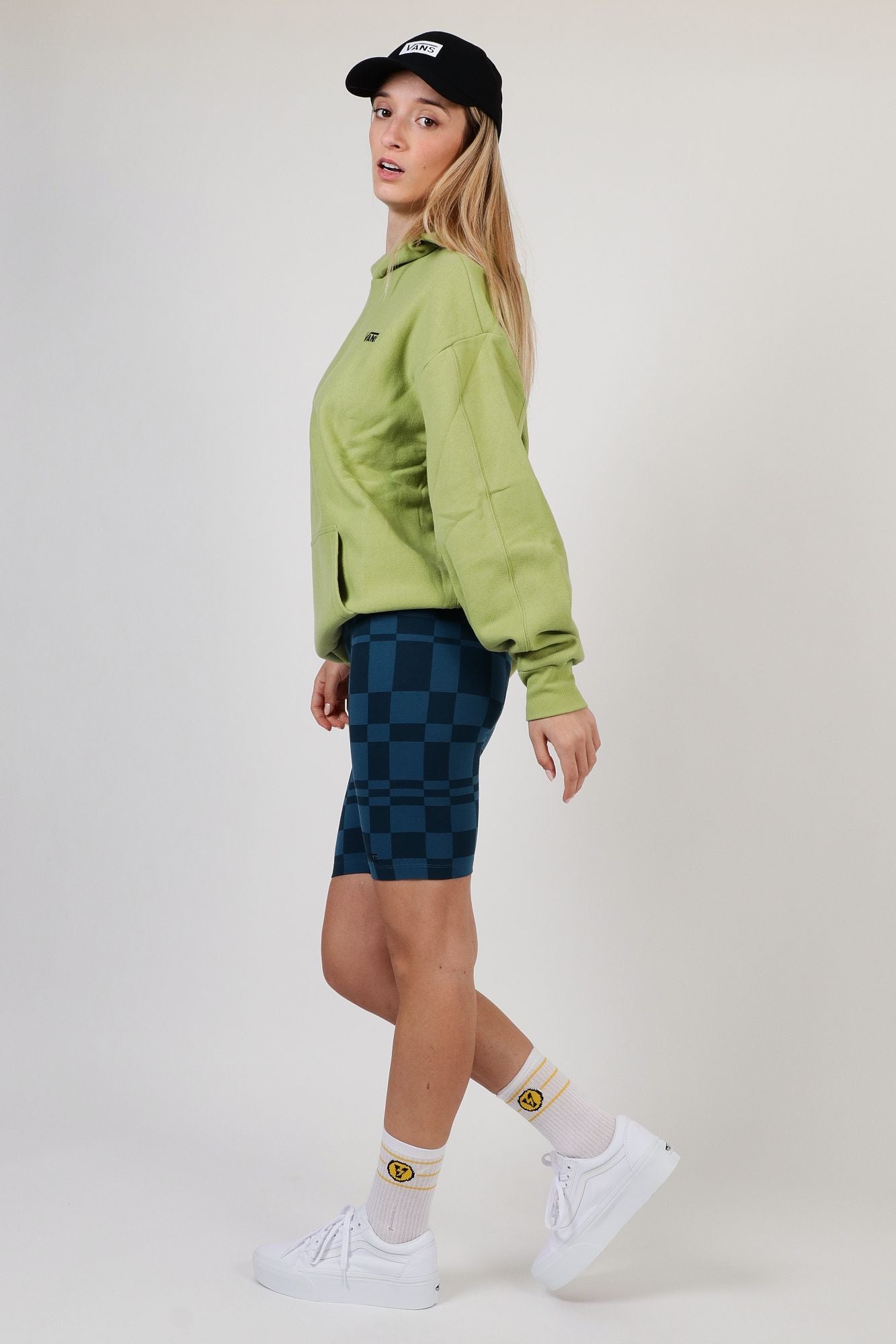 VANS FLYING V PRINT LEGGING SHORT en color AZUL (3)