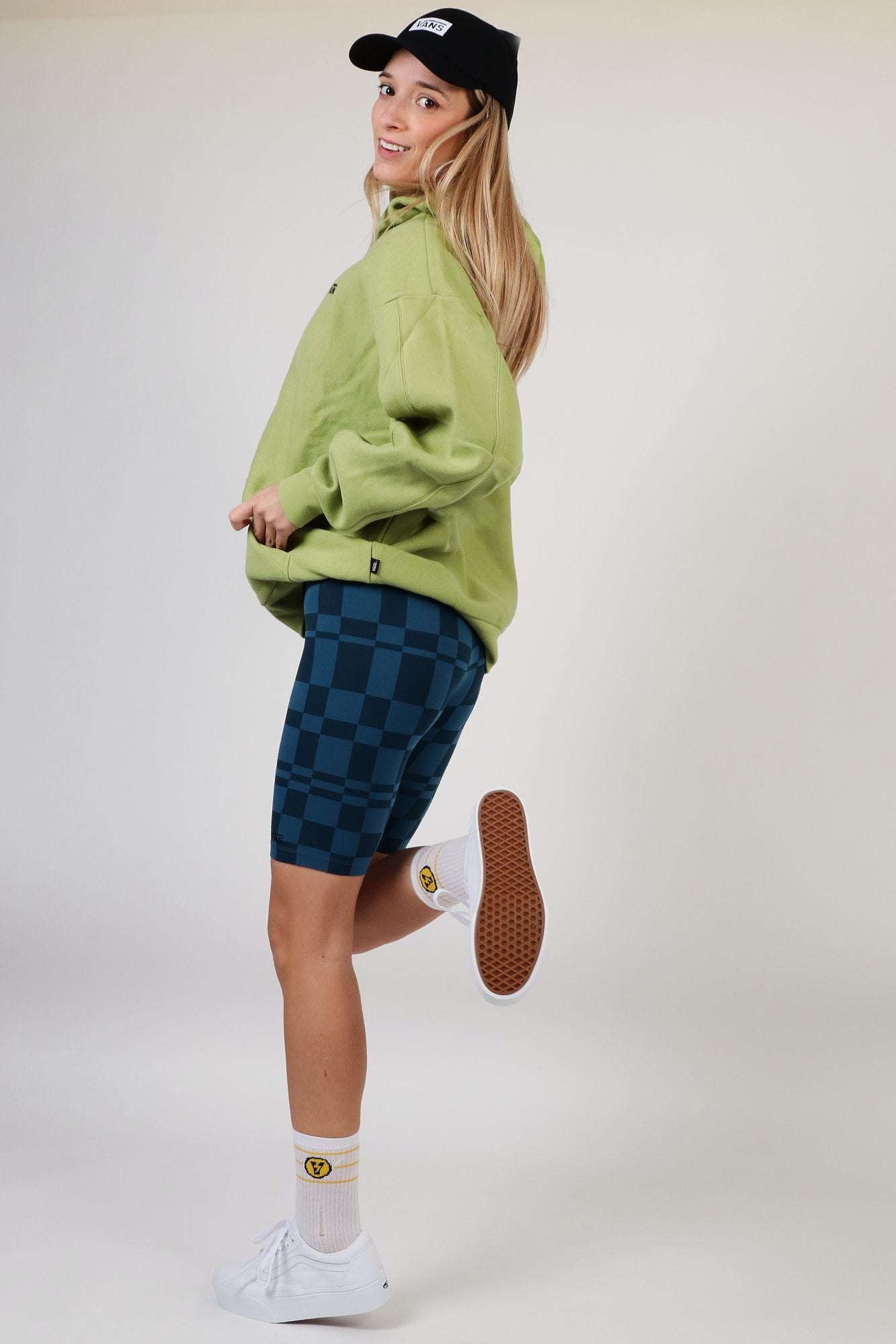 VANS FLYING V PRINT LEGGING SHORT en color AZUL (4)