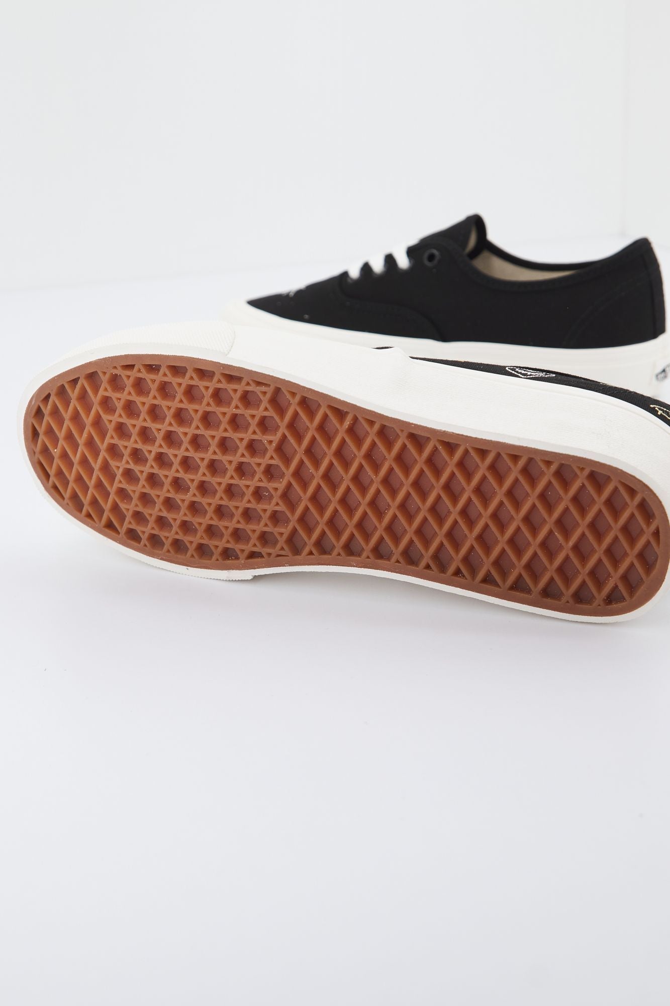 VANS AUTHENTIC VR3 MYSTICAL EMBROIDERY en color NEGRO (4)